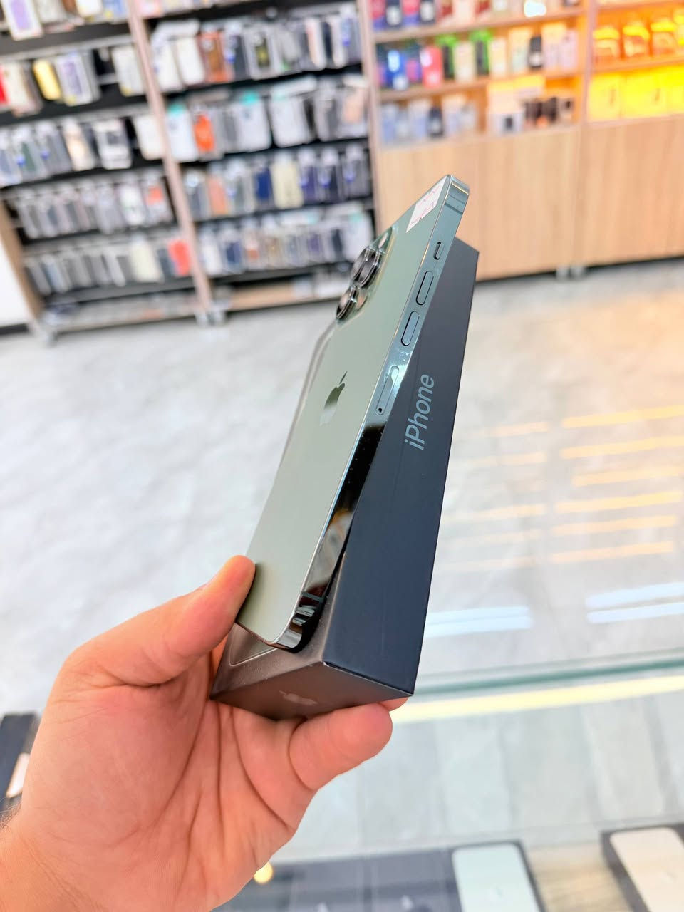 ✅  متوفر بيع بلنقد ولاقساط ✅
ايفون 13 برو ماكس ذاكره 256 بطاريه 87 يعني جديد نضافه ميه بل ميه خيال مال زلغ مابي كامل ملحقاته وتر بروف فحص حاسبه كله نورمال يعني ممبدل بي شي شرط تفحص بالوكاله نموذج M الأصلي ✌️
لون مميز (ومتوفر اقساط على مصرف الرافدين )تاخذه ضمان 5 ايام اي مشكله او عطل من المركز 
السعر 700 الف 💚💙🩵💛🤍
العنوان بغداد البياع شارع 20 مقابيل علي العناب او الشيف السوري مركز الهاتف لاصلي 
📞📞***********
📞📞***********
