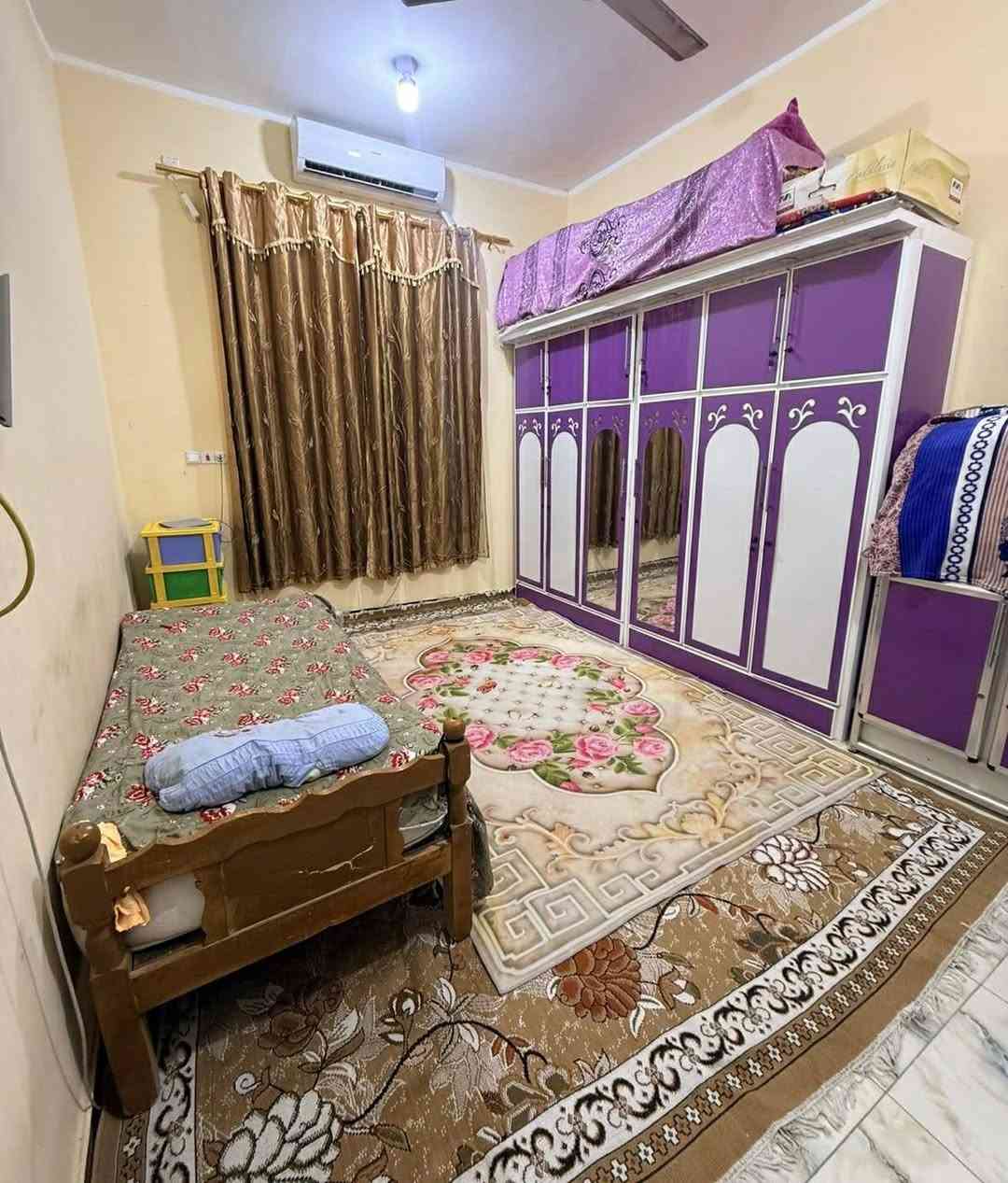 السلام عليكم بيت للبيع المساحه 100 متر 
سنة البناء 2021
البيت طابق ونص يتكون  الطابق الأول من غرفه وصاله واستقبال ومطبخ  وصحيات  ومنور داخلي  
العنوان حي النفط (أم الذهب) شارع الطاقة أو المشتل 
السعر 57 وبي مجال بسيط
رقم الهاتف ***********
