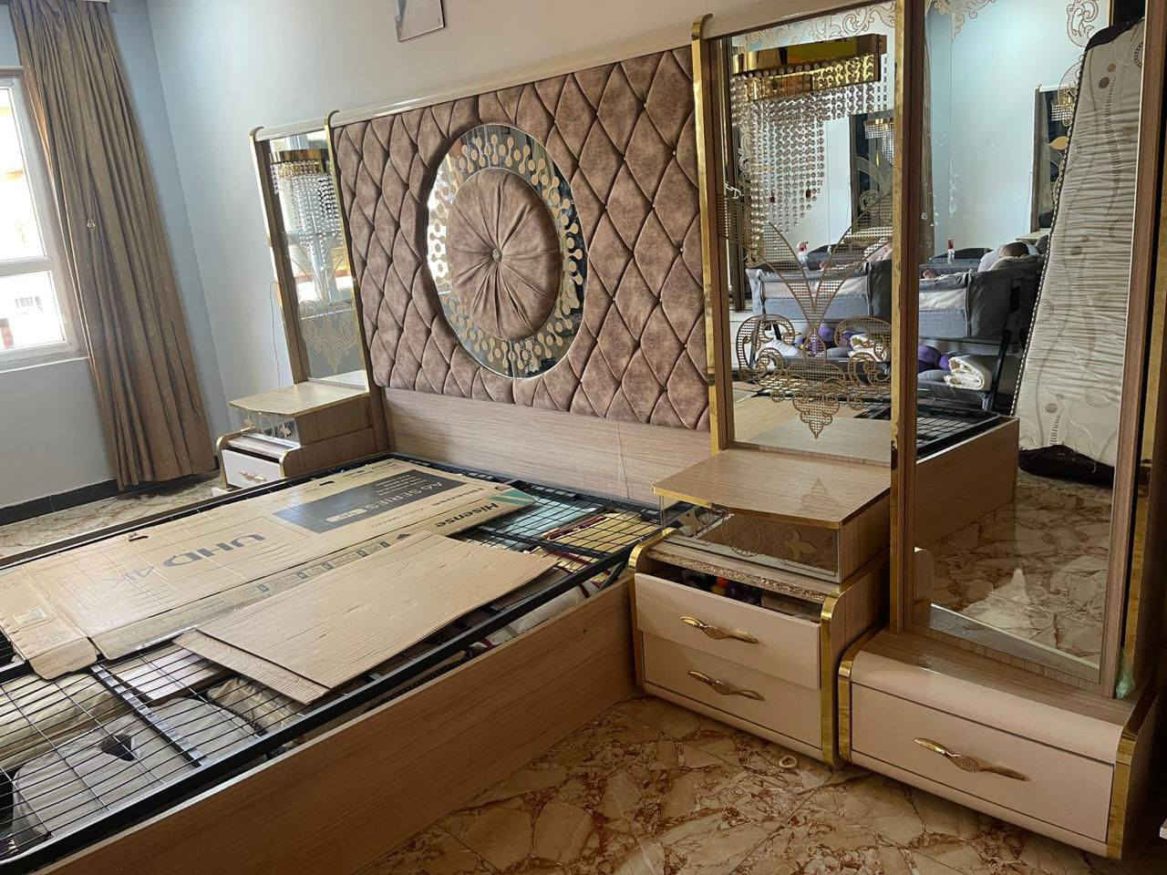 سلام عليكم ورحمه الله وبركاته
غرفة اخشاب بعدي جديده مستخدمه شي قليل 
للبيع السعر خاص 
*********** واتساب
