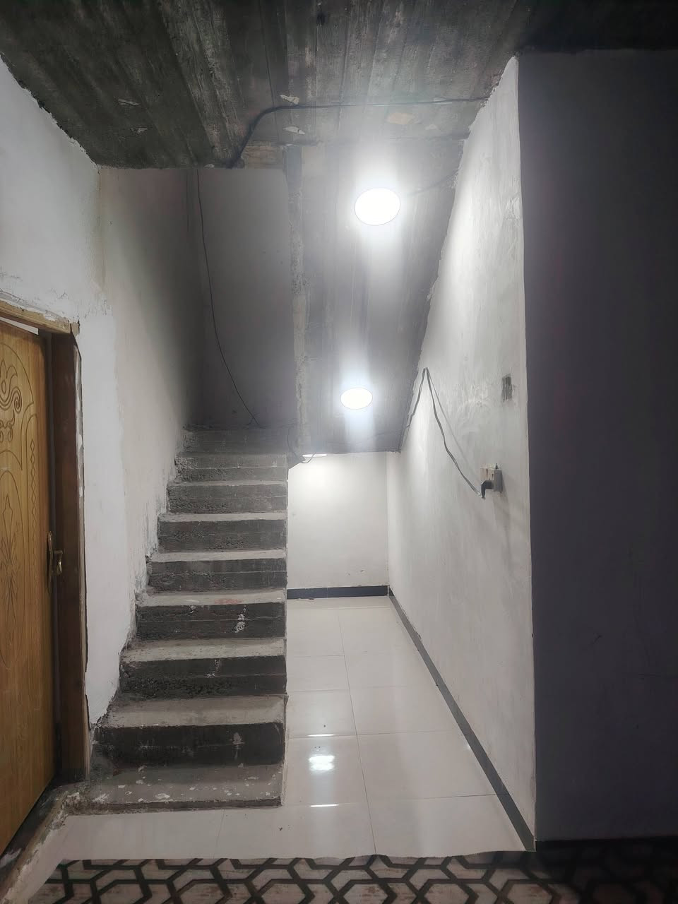 بسم الله الرحمن الرحيم بيت سند ٢٥ مساحته ١١٠ بي غرفتين وصاله ومطبخ ومضيف وطارمه مكان البيت كربلاء افريحه مقابل الجامعه مال افريحه طريق الزوار سعره ٤٥ رقم الهاتف ***********
