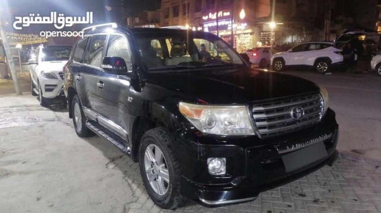 تويوتا لاند كروزر VXR 5.7 2013 فوللللل للأخير موصفات لكزز يعني فول اشاير بالمري شاشه لمس ستيرن كهرباء  و كراسي كهرباء  مثبت سرعه تحكم بالستيرن و بعد كومه مواصفات يعني فول الفول محرك و كير ممتاز كير اوتو دفع رباعي دفلوك كفاله عامه من الصبغ و الضربه السياره ما بيها نقص السياره الدهن مالتها كله من ساز السياره حلوه هنياله الي ياخذها و مابيها اي نقص مثل ما موضح بالصور السياره رقم سليمانيه تحويل ثاني يوم و إذا تريد وكاله  
السعر 45,000 الف دولار يعني أربع دفاتر و نص و بيها مجال حق الجيه و تدلل 
رقمي *********** موجود على مدار اليوم
