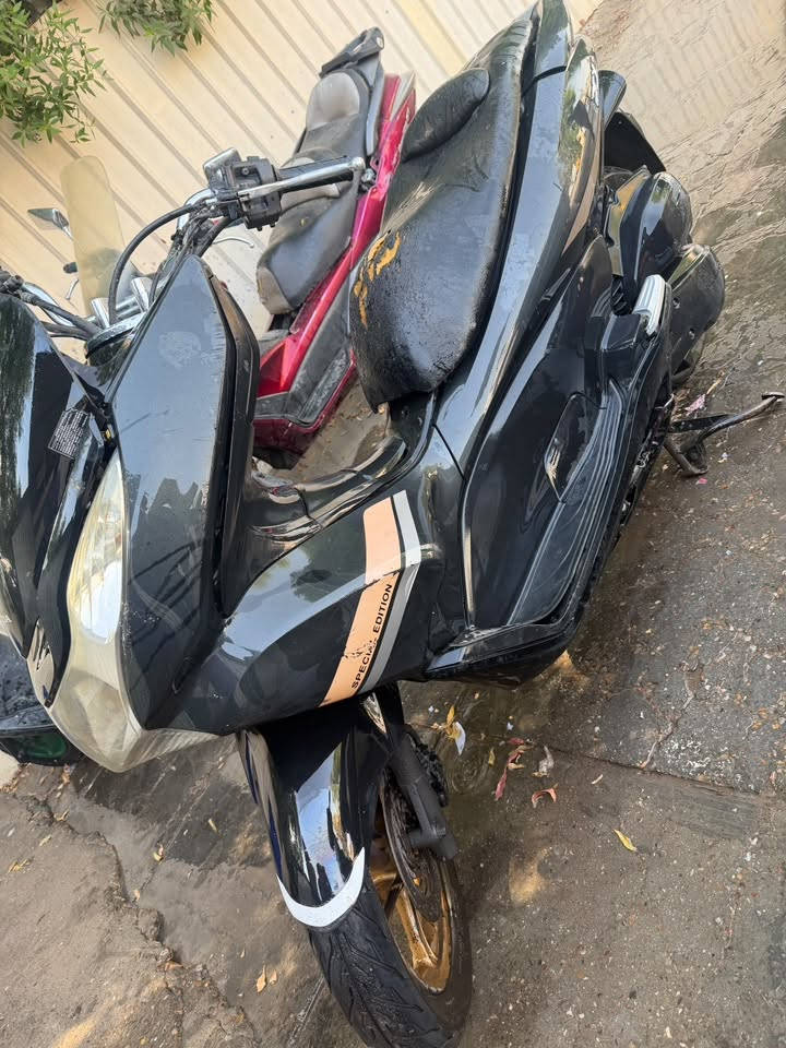 pcx 125 للبيع 
الفئه المميزه ام الويل الذهبي
كهربائيات كلها شغاله 
حساس ازدحام✅
استان كهربائي✅
شادلها منظومه جهاز انذار ✳️
بصمه تشغيل عن بعد✳️
ماشيه 59 الف حقيقي
بيها خيط تبخير والكفرات يرادلها ترتيب
السعر مليون وبيها مجال شي بسيط حك جيتك

***********
