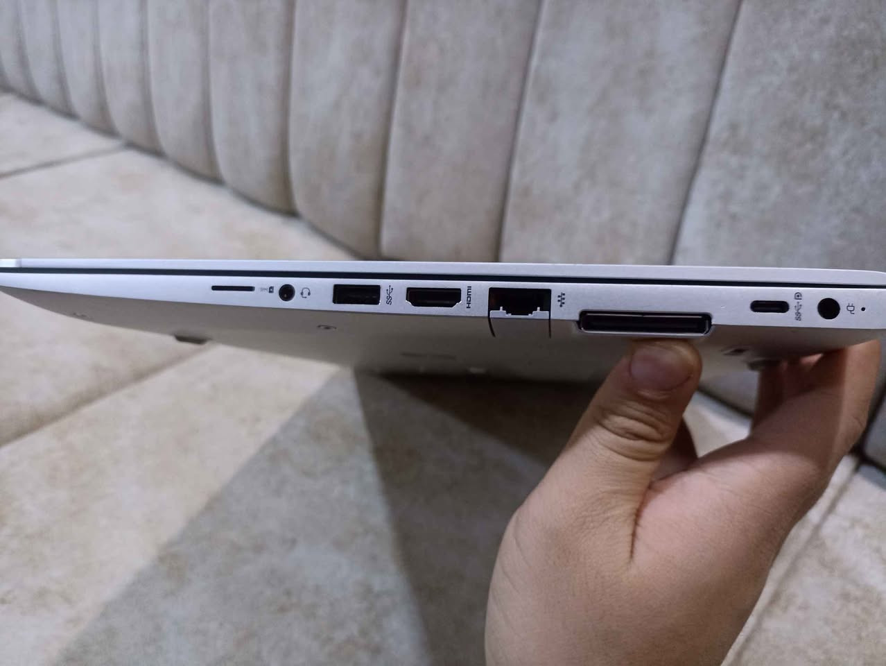 السلام عليكم.. لابتوب HP EliteBook 755 G5 من الفئة الملكية (Metal Body)، الجهاز نظيف جداً جداً وبحالة الوكالة، مناسب جداً لطلاب الجامعات، الموظفين، والمصممين.
المواصفات القوية:
المعالج: Ryzen 5 2500U Pro (أداء عالي ومستقر).
الرام: 16GB DDR4 (فاتح اللابتوب طيارة وسريع جداً بالتنقل بين البرامج).
الهارد: 256GB SSD NVMe نوع Western Digital SN730 (من أسرع الهاردات عالمياً).
الشاشة: 15.6 بوصة IPS FHD (دقة ألوان خيالية ومريحة للعين).
الكاميرا: HD أصلية مع ميزة Privacy Shutter (غالق يدوي للخصوصية).
المميزات: كيبورد ضوئي عربي، بصمة إصبع، سماعات Bang & Olufsen، هيكل معدني نحيف وأنيق.
الملحقات المجانية:
حقيبة (جنطة) لابتوب.
ماوس.
شاحن HP الأصلي.
المكان: الموصل - (حي النور).
للتواصل: (***********). موصل, نينوى
