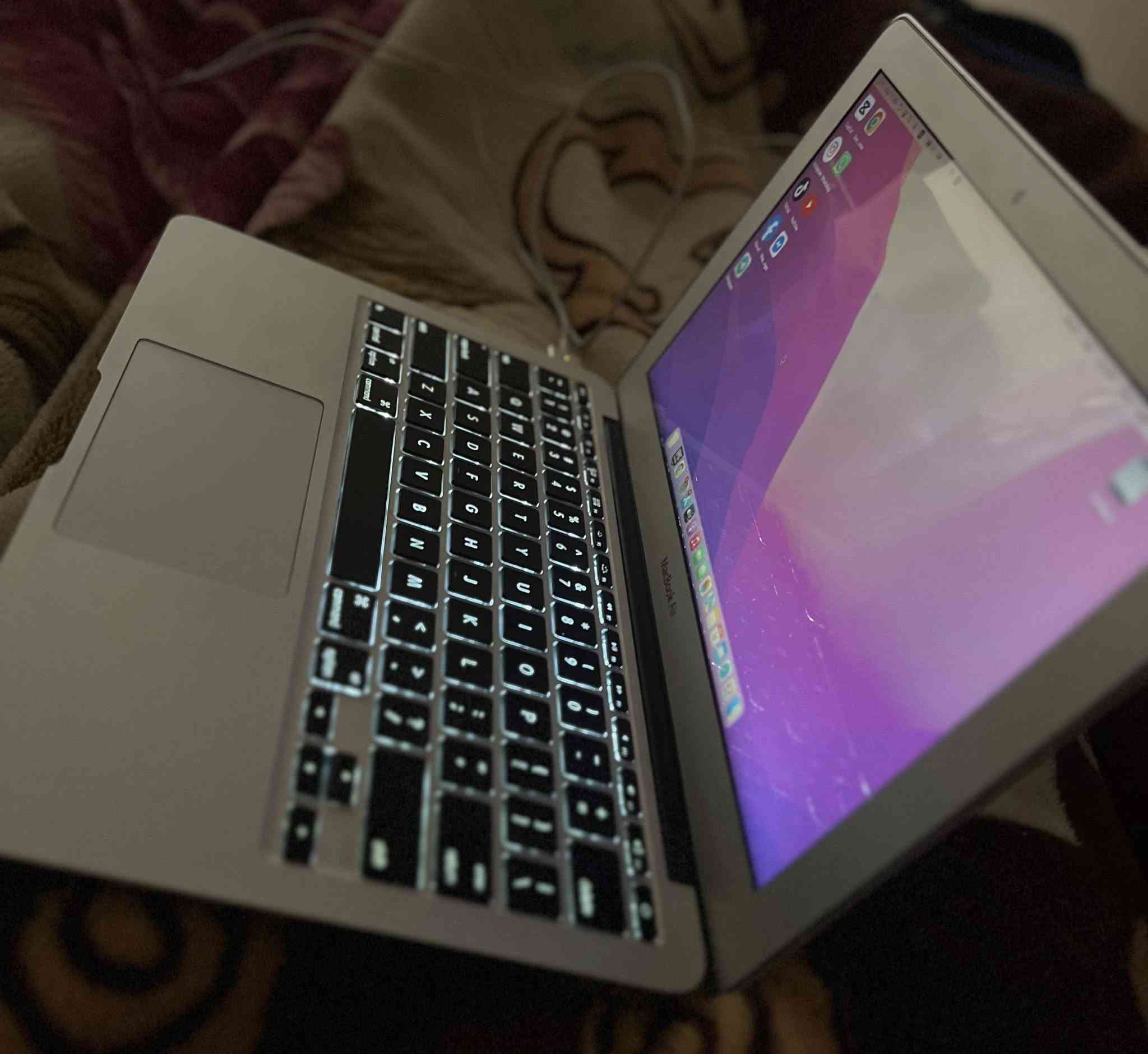 السلام عليكم ماك بوك اير للبيع
سنه الصنع 2015
الرام 4 
الزاكرة 128GB SSD السريعة يعني 
قبل فترة اخذته ادرس سادس عليه 
الجهاز قوي و جديد 
المعالج انتل الجيل الخامس i5
محدثه اخر تحديث  
شاحنه الاصليه ويا و ماوس 
السعر ( 200 )الف و بي مجال 
مكاني بغداد حي الخضراء 
رقمي ***********
