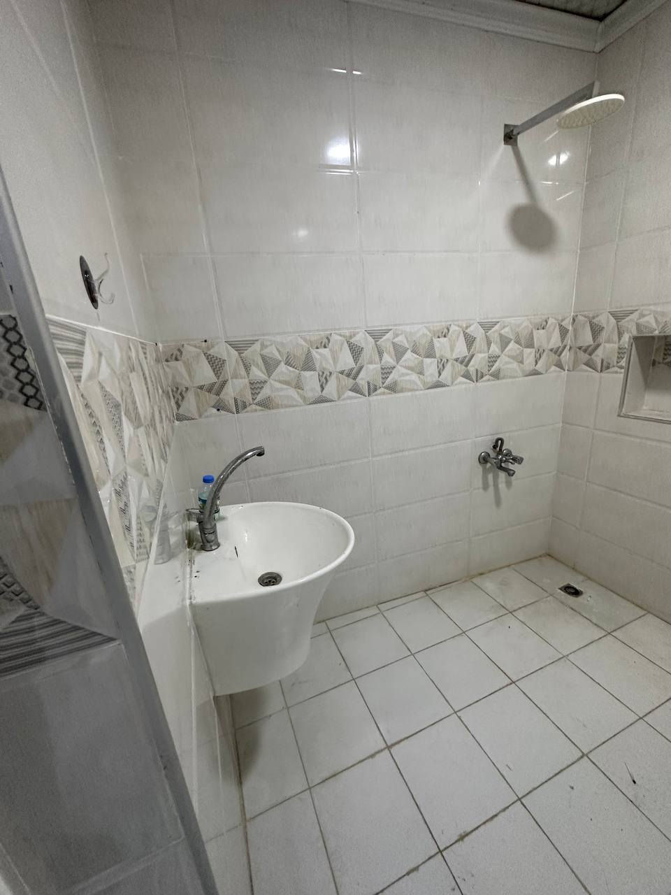 🛑الايجار 🛑طابق ثاني مساحه 100
فول موقعه حي العسكري قرب مدرسه زهره الصباح
سعر الايجار 150
***********
 ***********
