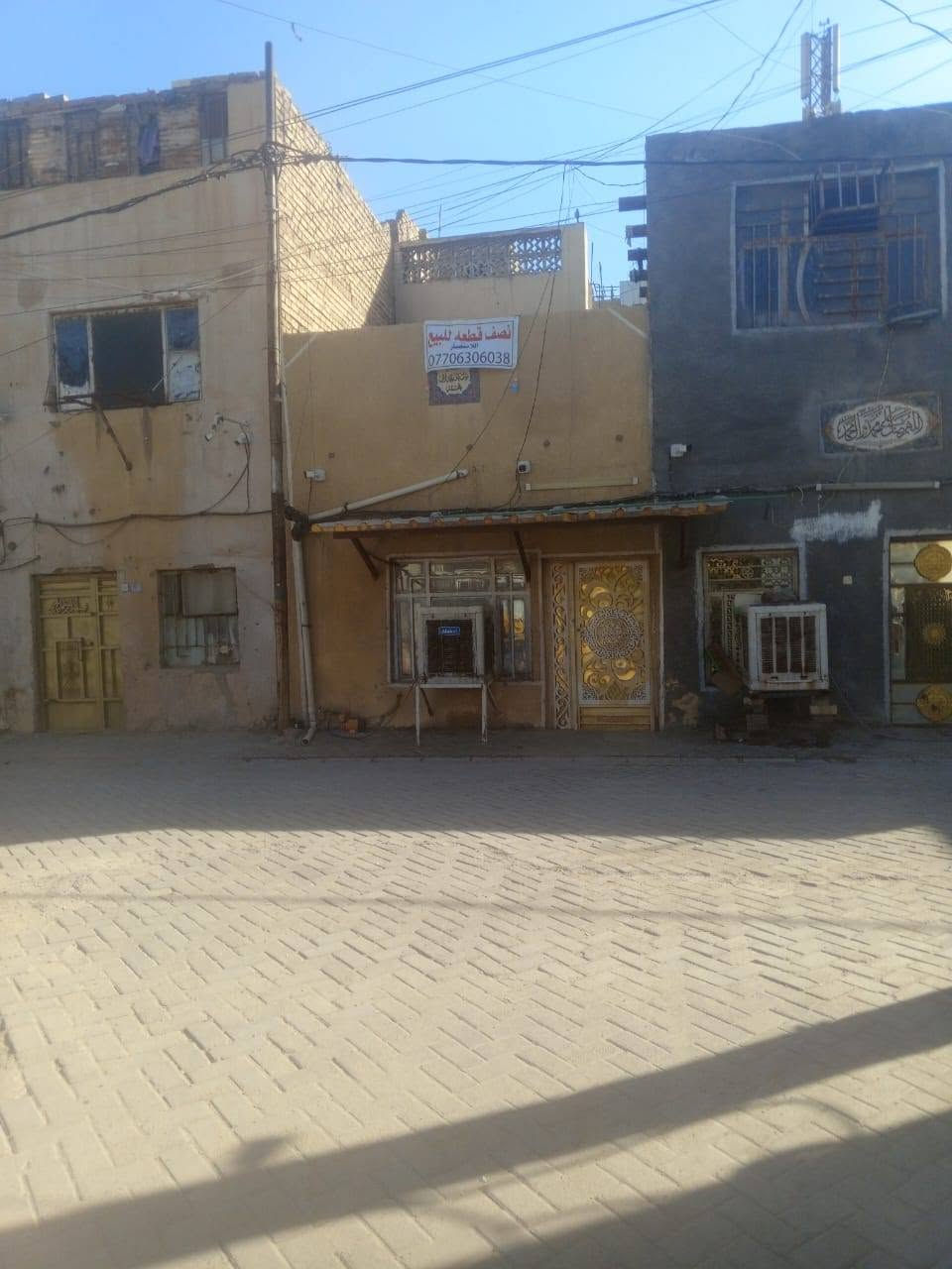 السلام عليكم نصف قطعه للبيع المساحه ٧٢ واجه البيت عله ساحه بناء عكاده نضيفه طابقين مدينه الصدر قطاع ١٢ للتواصل *********** السعر ١٢٥ وبيها مجال
