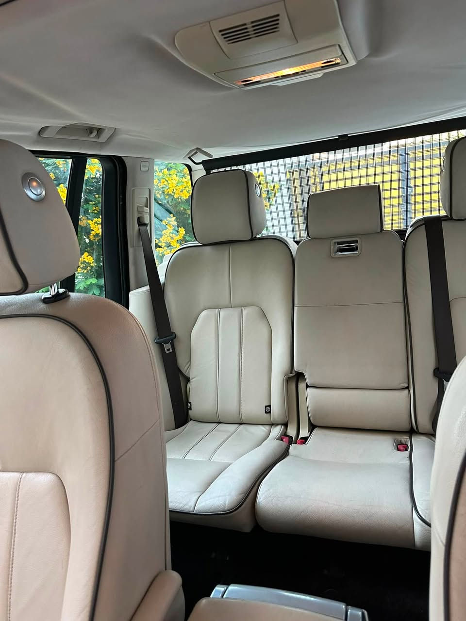 رانج روفر ڤوك (للبيع) خليجي وكالة سردار
( 2011 )Range Rover Vogue 
محرك 8 سلندر 5000. بدون سوبر المرغرب
ماشيه  204900
(مكفولة من الضربه والصبغ )
فول مواصفات 
ملاحظة/ السياره بيه (كازكيت )فقط شغاله 
السعر 130  ورقه  
مكان السياره بغداد 
للاستفسار ( ***********)
