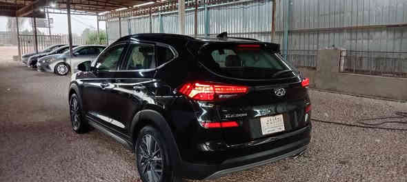 السلام عليكم للبيع هونداي توسان موديل 2021 وارد امريكي الضرر تبديل جاملغ فقط سياره  رقم بغداد باسم داور ثاني يوم السياره فول مواصفات للاخير واحد على واحد سياره تخم تواير حداديه شرط، محرك 2400 السياره ست كاميرات رادارات كشنات جديد كشن كهربائي تدفئه كشنات صندوق كهربائي تبريد قطعتين بصمه مثبت سرعه قيادة( رقم الهاتف)(***********)
