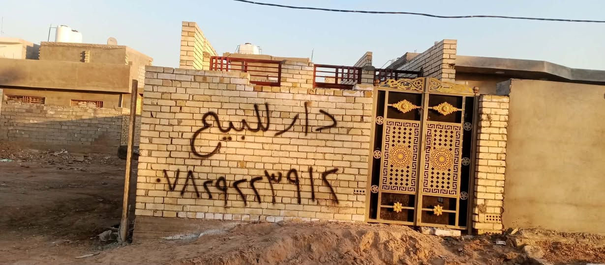 هيكل بدون سقف 
 مساحة 105 
واجهة 5 نزال 21
زراعي سند 25 (اقرار محكمة)
العريفية مقابل جامع المهيمن 
السعر 35 وبي مجال بسيط 
الرقم /***********
