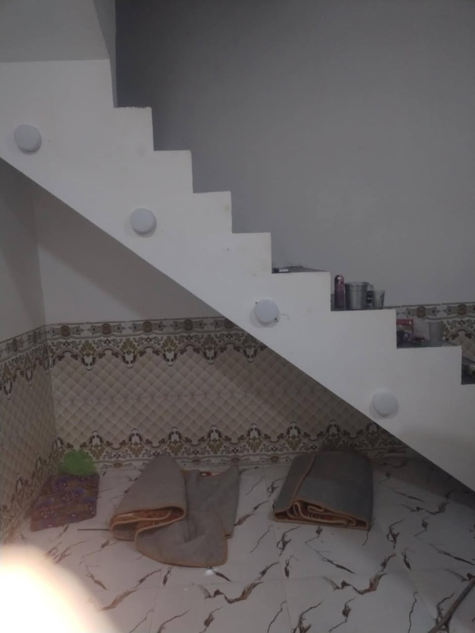 دار للبيع مساحه 150 متر موقع ابو حشيش قرب جامع ال عياش 
البيت بناء جديد ومابي نقص 

غرفه وصاله ومطبخ واستقبال وحمامات داخليه وخارجيه ودرج  وبيتونه 
وكراج سياره 
وتشاريف سطح    شتاكر بناء اساس كونكريت سكف عكاده كل البيت بناء طابوق 
خدمات كهرباء او ماي وشوارع سبيسب قريب على حي الحسين 

  البيت محجوز للمصرف العقاري ستقطاع مباشر 
يباع 
السعر 60 

وتسديد على صاحب القرض 

ويباع   مع نقل كفاله على مشتري وتسديد على مشتري 
الاستفسار اتصال 

***********
