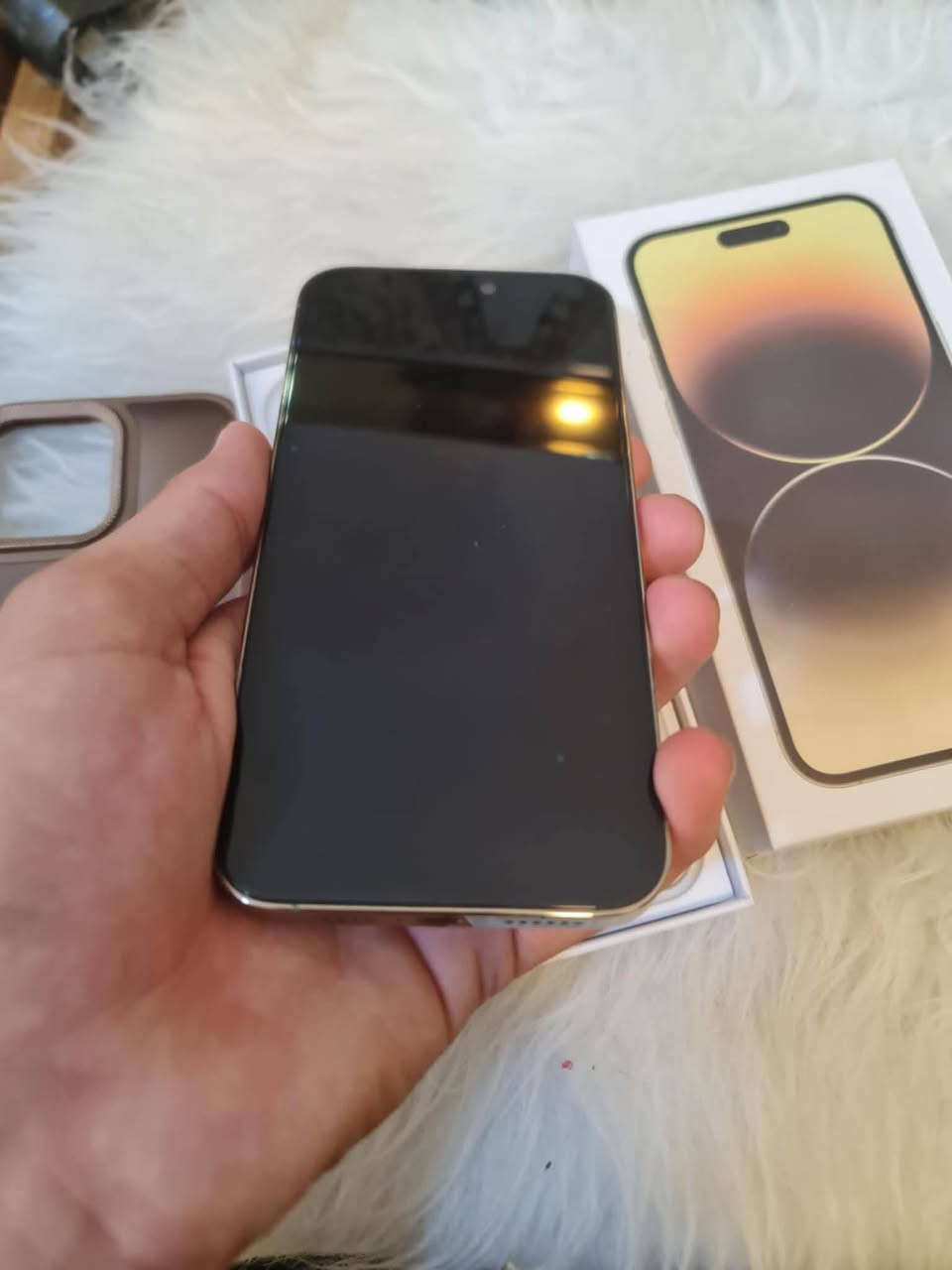 سلام عليكم ايفون 14 برو ماكس شرق اوسط ياباني كفاله عامه فقط معله بطاريه جانت بطاريه 85 سويتها 90فقط. ذاكره 256  الملحقات كفر وكارتون . السعر 850 رقم الهاتف ***********
