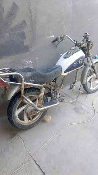 دراجه نضيفه شوفت عينك ريدلها بس محرك مكاني قضاء القرنه الشاهين الهاتف ***********السعر 175وبيها مجال
