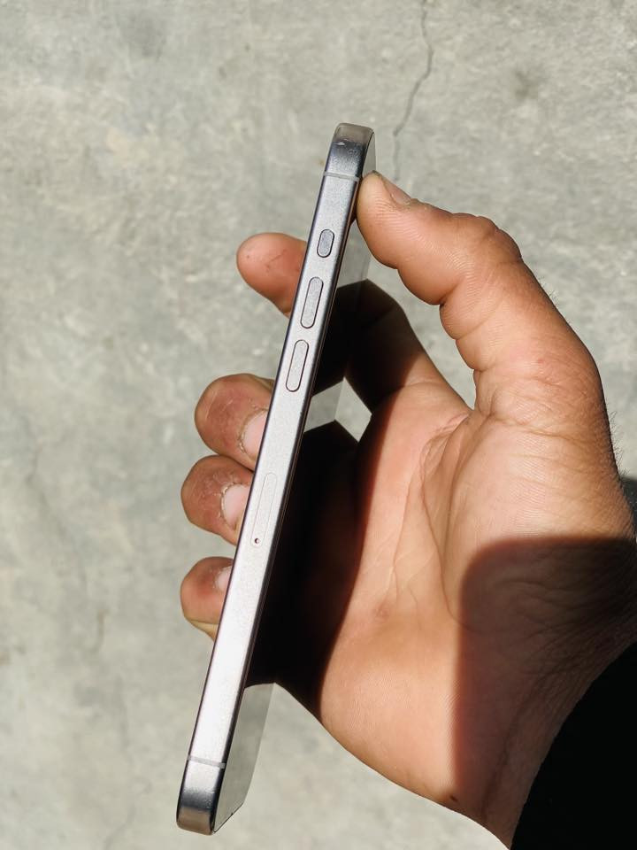 السلام عليكم
متاح 

ايفون 15برو ماكس 

لون تيتانيوم 

ذاكره 256

بطاريه 90بلادي 

نموذج M 

ماستر AAA 

وتر بروف 

فقط ضهر مفطور قليل 

ونقطه بسيطه بالشاشه 

كأمره اتصال كلشي مكفول 

 740وبي مجال بسيط 

المكان بابل شارع 80 

*********** واتساب
