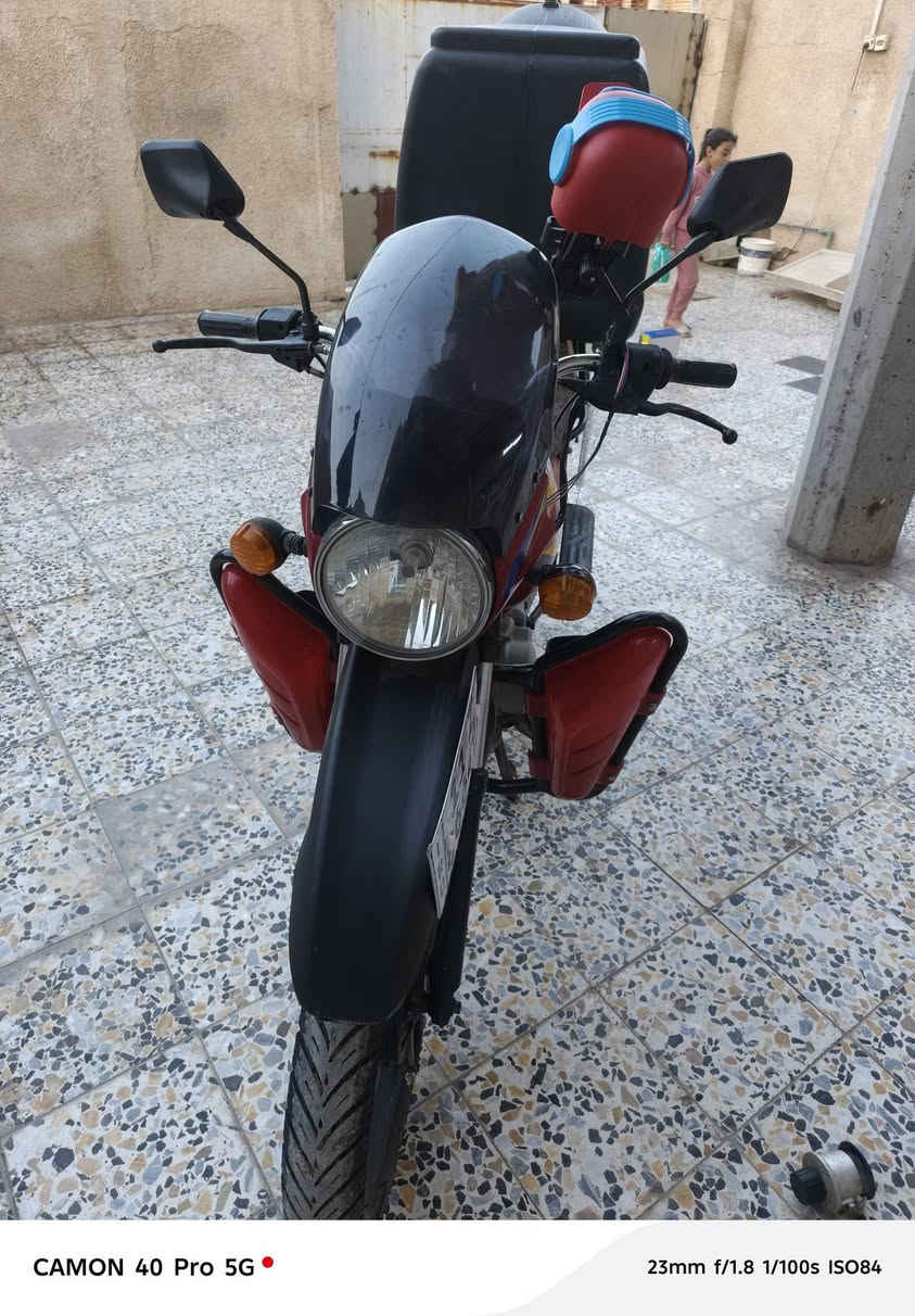 السلام عليكم بوكسر للبيع 
موديل 20 طالعه ب21
رقم بغداد انگليزي بأسمي مكاني بغداد
عليها ادامه قبل أسبوع 
كابريتر زنجيل ويل خلفي تأير خلفي
مجمع الدگم كهربائيات كله جديد 
مكينه خير من الله ترايك وين متريد
السعر 1700 وبي مجال بسيط
تواصل واتساب ***********
