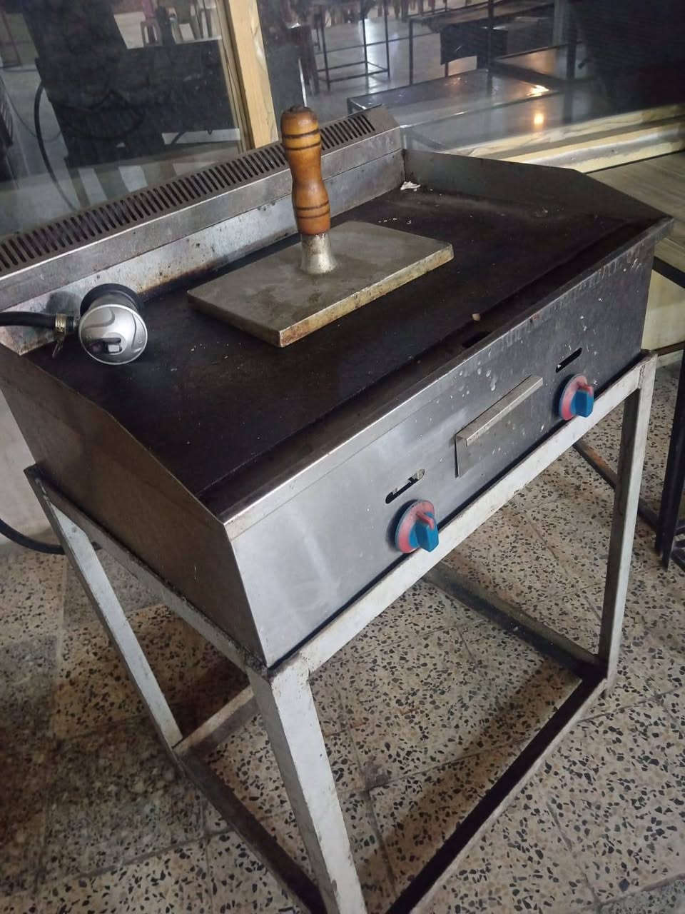 غراض مطعم غربي للبيع
حاجه سعرها خاص 
ودك ودست جبير ملل مطاعم كله للبيع للتواصل 
***********
