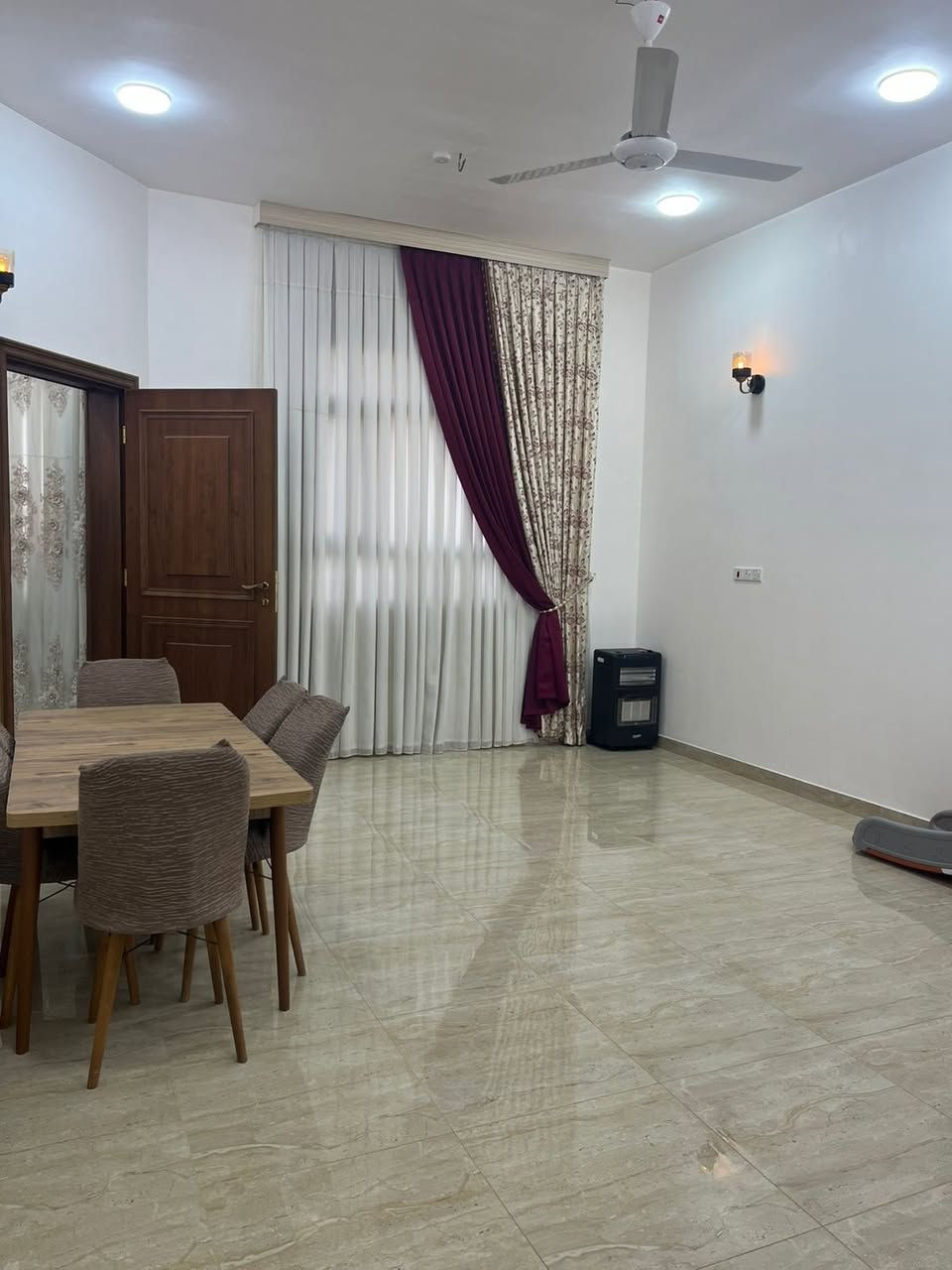 📢 اعلان 📢📢 اعلان 📢 
       👇               👇
⚜⚜ للبيع ⚜⚜ للبيع ⚜⚜
🏠 دار سكني طابو زراعي 🏠 
📐 المساحة٣٠٠متر📐 
🌍 الموقع / الحلة / حي الكفاءات / قرب كوين بارك / توزيع حسين حاجم القديم 
🏤 الواجهة ١٥متر والنزال ٢٠
🏤 يحتوي على٢ غرف نوم🌺  صاله كبيرة 🌺 هول عدد 2 🌺 مطبخ حار بارد +جلسه   🌺 حديقة 🌺كراج 
 
📷 صور المنزل مرفقة مع الاعلان 👇
 ❓للاستفسار ⚜  زيارة مكتب انكيدو للعقارات والمقاولات في حي الجزائر مقابل مكبس التمور او 📞 الاتصال على هواتف المكتب 
☎️*********** محمد الزبيدي 
☎️ *********** سيد وليد 
☎️ *********** سيد وليد 
⚜⚜⚜⚜⚜⚜⚜⚜⚜
