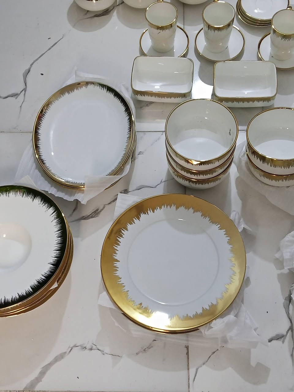 السلام عليكم شباب أغراض منزلية ورد اغصان ايباد فرشة سنادين.  تحفيات  كلشي موضح بصور الشراي يتواصل ***********
