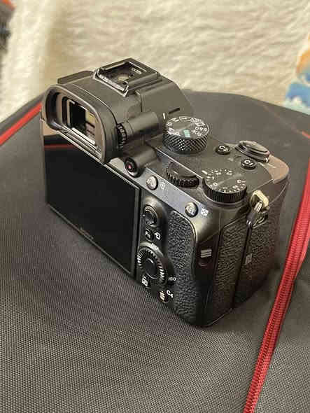 كاميرا sony a7iii للبيع
الكاميرا نضيفه كلش واي خلل مبيها 
نضافه 99‎%‎
الشتر 43الف
السعر مليون و250 
مكاني ميسان وتوصيل متوفر
رقمي للتواصل ***********
