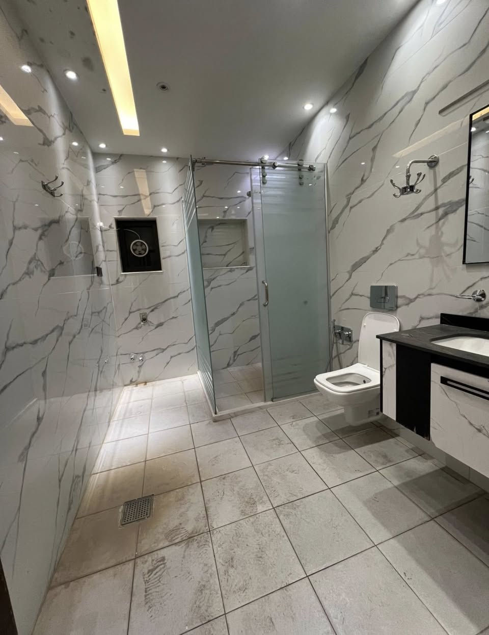 ✅عقارات زيونة 718 مكان هادى
✅بيت للايجار في زيونه محله 718

✅المساحه 250م

🔴واجهه 10م

🛑يحتوي العقار على كراج وحديقه

🔴 الطابق الارضي استقبال مطبخ غرفتين نوم وخدمات

🔴الطابق الاول غرفتين نوم وخدمات

التفاصيل اكثر يرجى الاتصال

📞***********

📞***********
