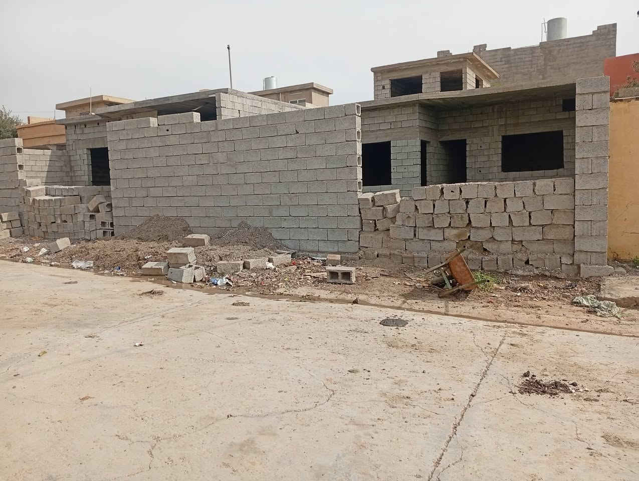 هيكل للبيع مصبوب كامل مساحة الهيكل 250 متر غرفتين هول حمام وتواليت غرفة استقبال ومطبخ درج داخلي وبيتونه حوش كبير حديقة بالحوش موقع الهيكل قضاء الدبس حي التنك الثانية السعر والمعاملة الاتصال على الرقم التالي ***********
