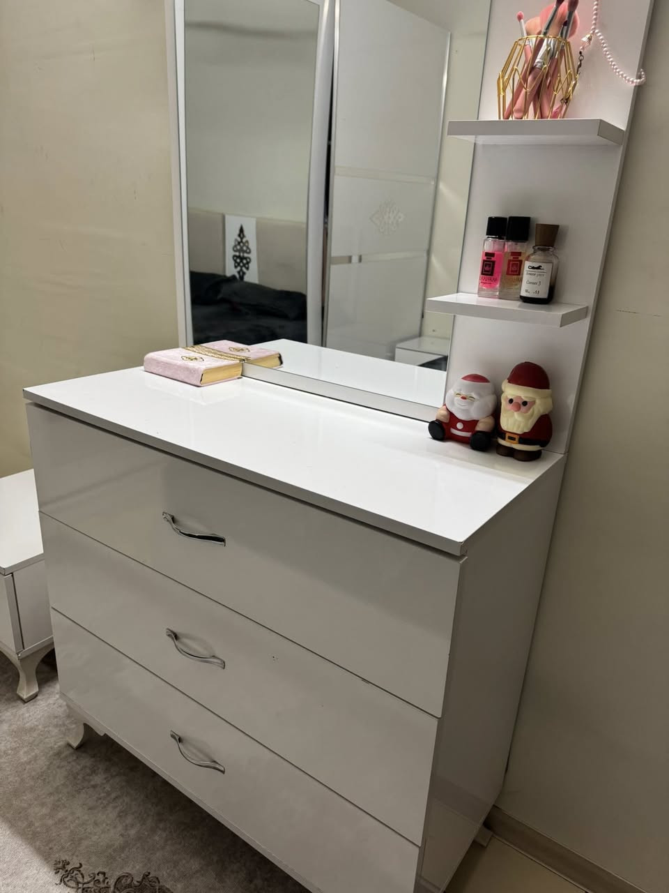 غرفه نفرين تركي للبيع
كلششش نضيفه
سريرها جك مخزن
٥ قطع
بدون اي ضرر
بدون دوشك
سعرها
٣٠٠ الف
...
متوفـر خدمة توصيل داخل بغداد وداخل مجمـع بسماية السكني ❤️🚘
للاستفسار خاص او عن  طريق رقم الهاتف واتساب فقط 
***********📞
