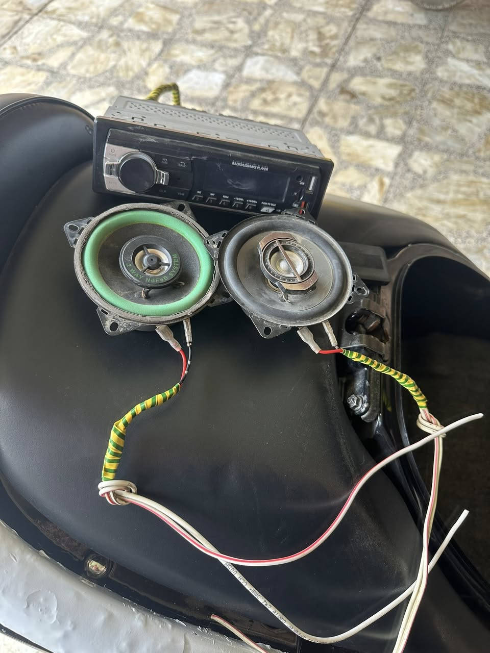 السلام عليكم ام بي ثري وسماعات شغلات وكل عطل مبيهن ينشدن للسياره وللدراجه وشاحنه جداحه مال تفضيخ وشغلات للبيع سعرهن مناسب هذا رقم واتصل *********** مكاني كوت (كوت ) خاجيه
