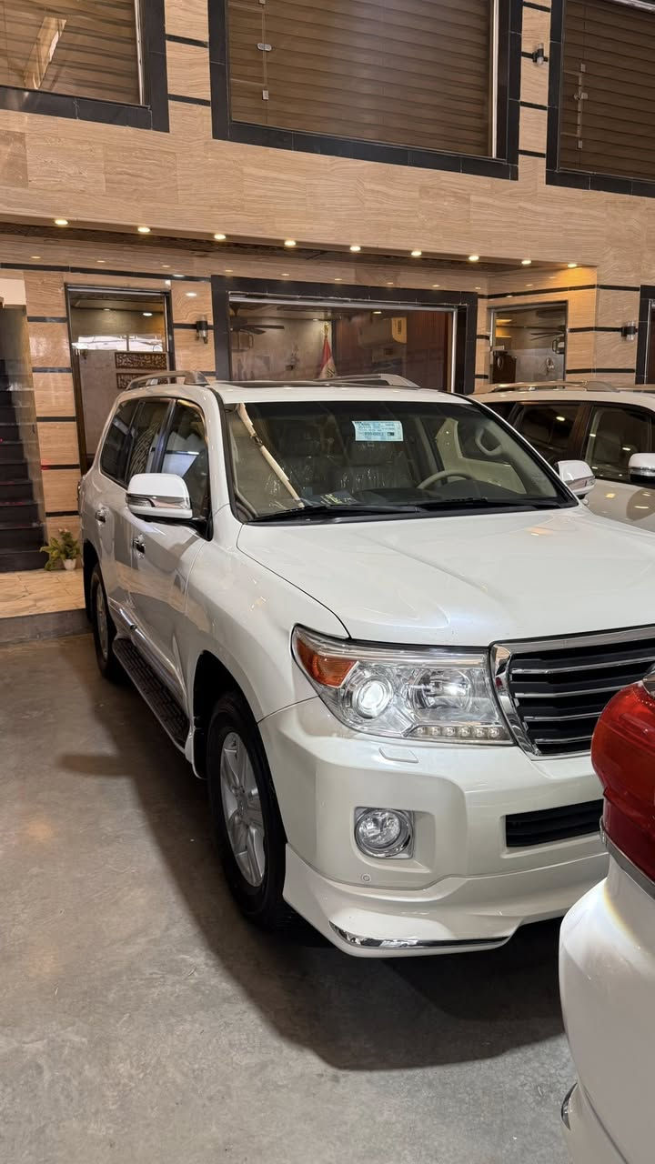 السلام عليكم لاندكروز 2013
بريم 
فتحة سقف 
شاشة 
تحكمات ستيرن 
لايت منضومه زينون 
بصمة 
كراسي كهرباء 
3 قطع تبريد 
6سلندر 
حساس امامي خلفي 
زراك لايت 
ثلاجة وسطية 
كراسي جلد 

السياره بيها بارد بل جاملغ عل كد 3 رصعات 
جديدة السيارة وكلش حلوه 

السعر 37،500 وبيها مجال بسيط 
مكان السياره بغداد 

***********
