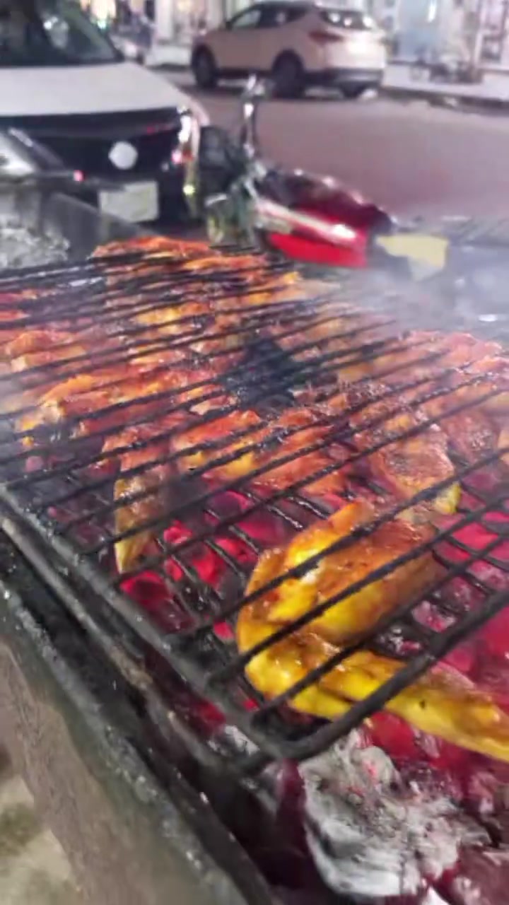 السلام عليكم تحية طيبة لجميع زبائننا الگرام❤️
#مطعم_مشويات 👨‍🍳🥓🥓

متواجدين طيلة أيام الأسبوع ❤️

. اجنحه نفر 6الف 😍***********

