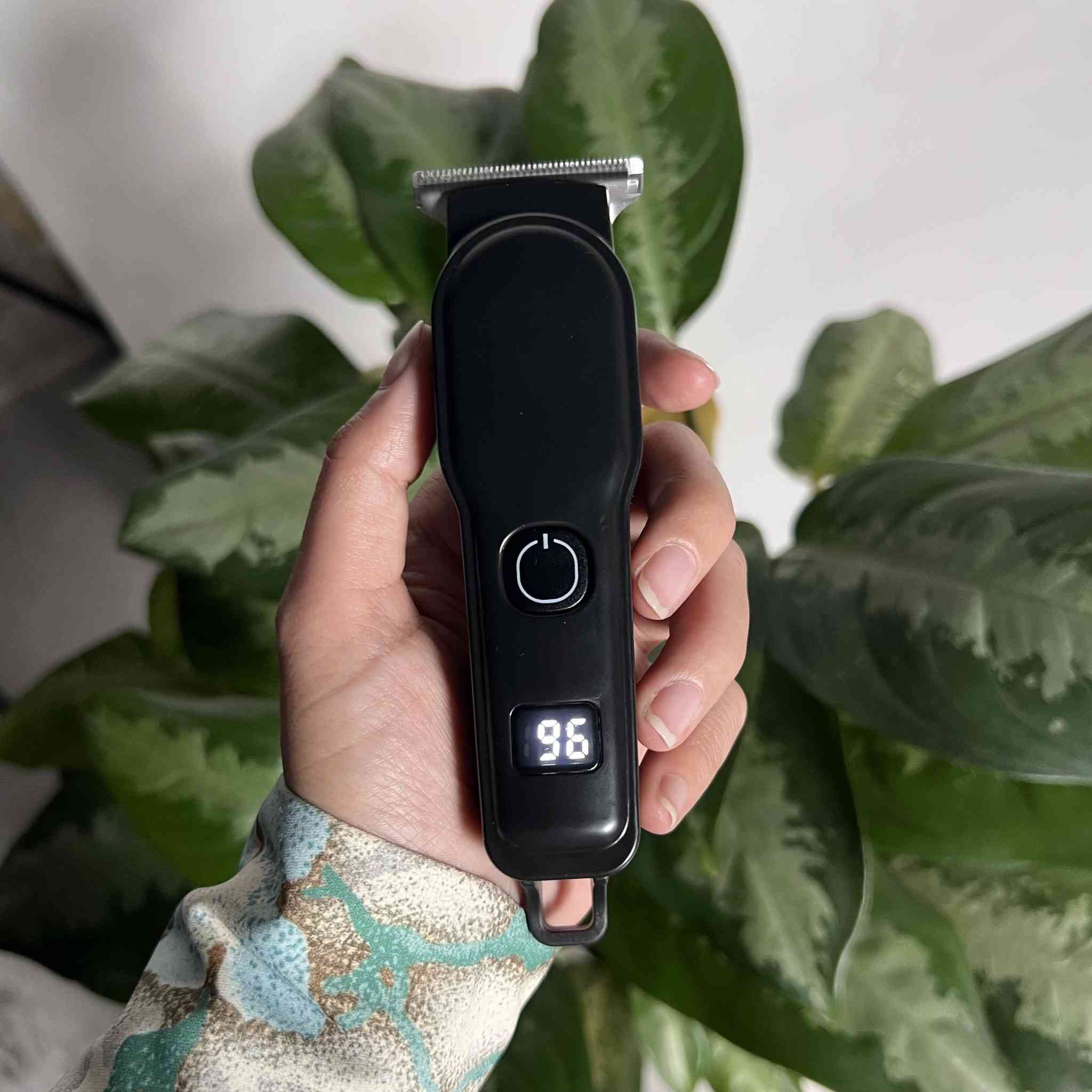 السلام عليكم ورحمة الله وبركاته
يتوفر مكينة حلاقه رقمية شحن
السعر 15 الف + التوصيل مجاني لجميع محافظات العراق
للطلب تواصل خاص

معلومات عن المكينه 👇

ماكينة حلاقة احترافية Z-2972 بشاشة رقمية – قابلة للشحن Type-C

ماكينة حلاقة احترافية بتصميم عملي وشاشة عرض رقمية لعرض مستوى البطارية، مناسبة للاستخدام الشخصي بسهولة وراحة.

• شاشة رقمية لعرض نسبة البطارية بشكل واضح

• تعمل بدون سلك (Cordless) وقابلة لإعادة الشحن

• شحن عبر منفذ USB Type-C

• قدرة عالية مع اهتزاز منخفض (High Power – Low Vibration)

• قص مريح (Comfortable Cutting)

• نوع المنتج: ماكينة حلاقة شعر
• الموديل: Z-2972
• الكود: HG-01
• قابلة لإعادة الشحن
• جهد الإدخال: 5V
• أقصى مدة شحن: لا تتجاوز 3 ساعات
• درجة حرارة الشحن: من 5° إلى 35° مئوية
• الشاشة: عرض رقمي لنسبة البطارية

محتويات العلبة:
• ماكينة الحلاقة
• أمشاط تحديد (Limited comb set)
• كابل شحن USB
• فرشاة تنظيف
• زيت تشحيم


**إذا كنت صاحب هذا الإعلان وتريد حذفه لأي سبب، رجاءا أرسل رسالة إلى الدعم الفني**