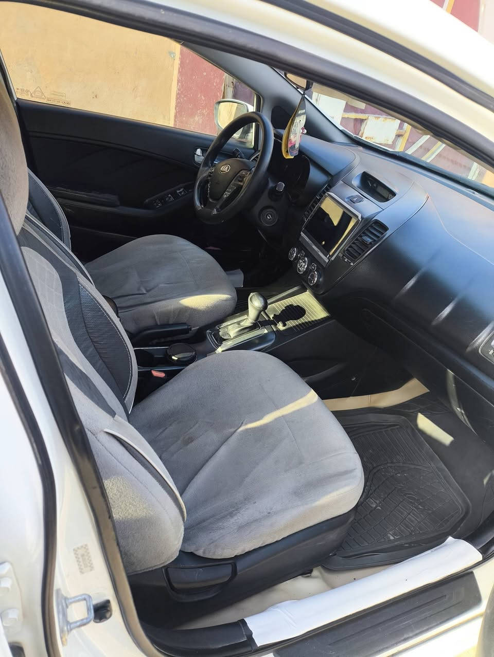 كيا فورتي موديل 2016 الرقم الجديد سنويه جديده محرك 2000 دوش وارد امريكي سياره بدون حادث كلين كلين سياره مال جناي فول مواصفات عده الفتحه تشغيل عن بعد سياره كامله مكمله السعر 120 وبيه مجال العنوان كربلاء طويريج رقم الهاتف***********
