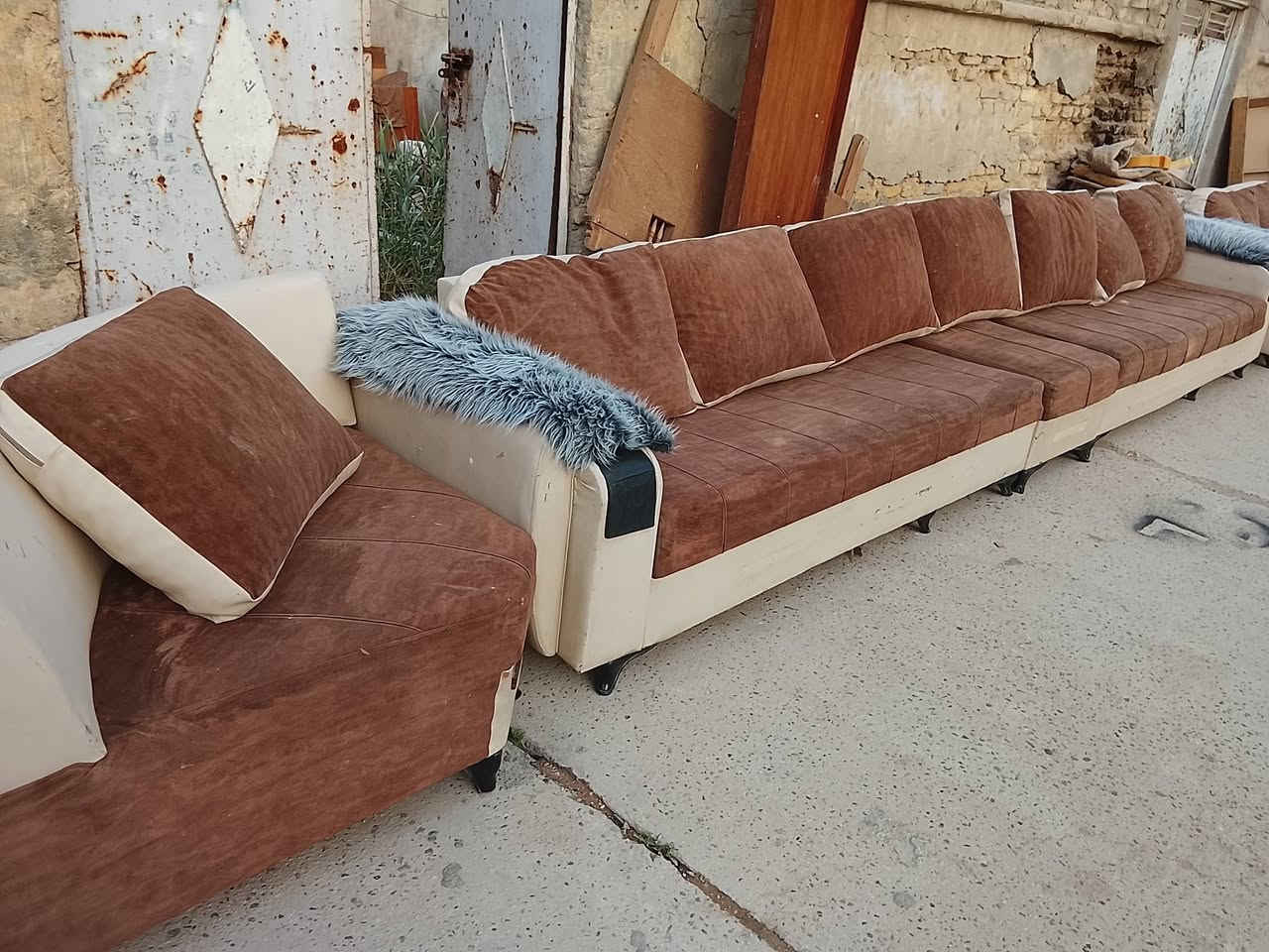 تخم ديوان تركي تسكام مرتب كلش حلويات . 10نفر كوشات كامله اسفنج طبي خشب درجه اولى فد شي مرتب كلش مكان بالقاسم السعر خاص ومناسب ***********
