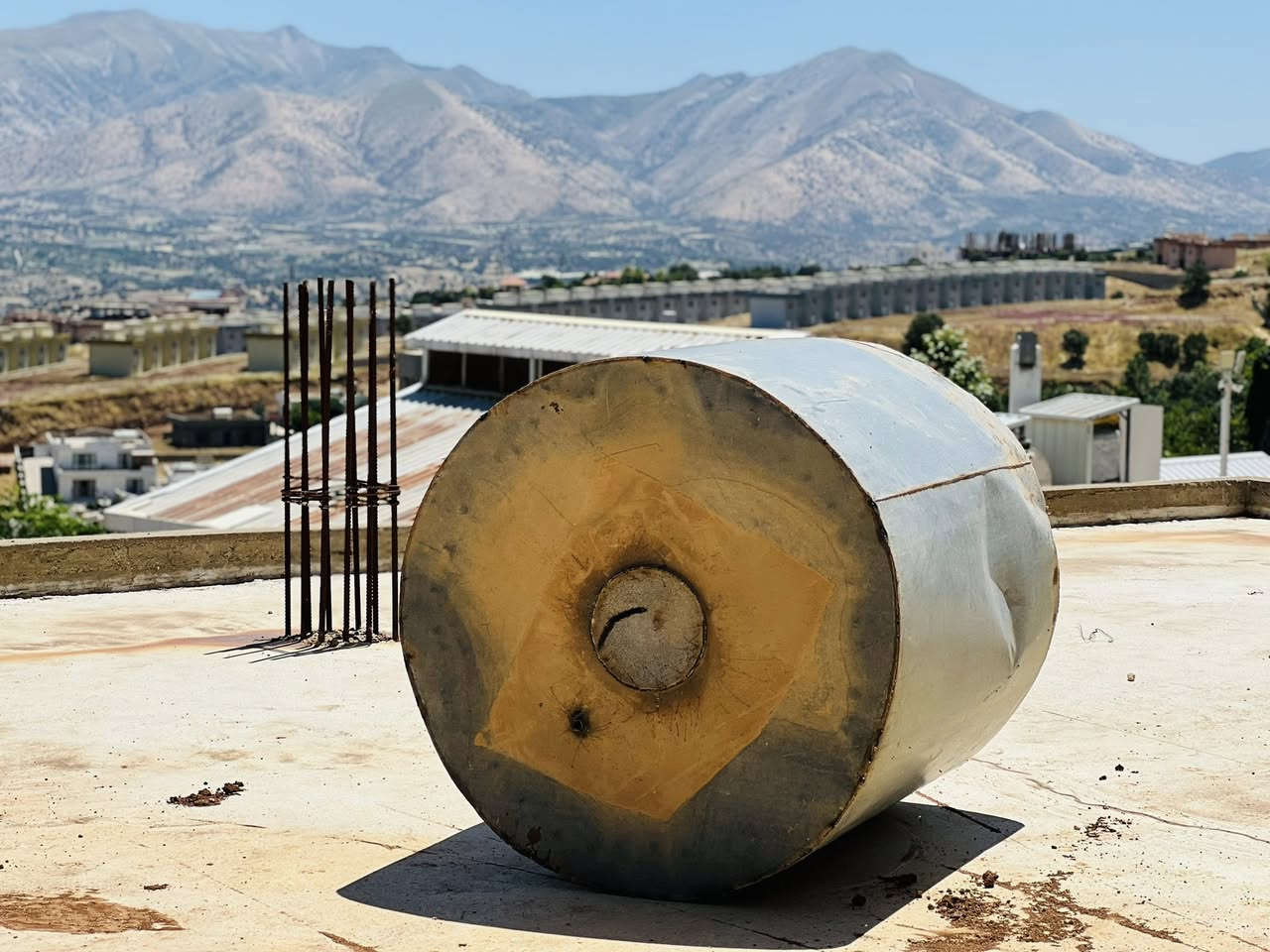 بەناوی خوای گەورە 
چاک کردنی هەموو جۆرە تانکییەکی ئاو لە شوێن خۆیدا 
ئایە تانکیەک دابگریت لە سەربان بیبەی بۆ لای وەستایە چاکی بکات بیهێنیتەوە بیخەیتەوە سەربان چەن تاکلیف دەکات چەن عەزێتی دەوێ بۆ ئەوەی پێویست نەکات بەم هەموو عەزێتە پەیوەندیمان پێوە بکەن***********
