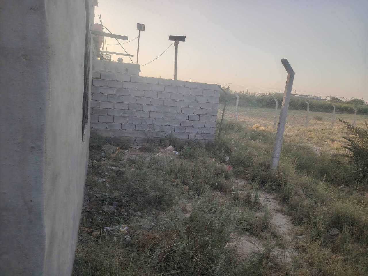 سلام عليكم ورحمة الله وبركاته مرخصه الادمن
قطعه معه دار المساحه الكل 568 متر مثل ماشوف بالصور كلشي واضع البيت مساحته 170 غرفه صاله استقبال مطبخ حمام قرب جسر الفرنسي  يبعد عن الشارع العام اقل الكيلو متر مي كهرباء جاي يشتغلون بيهة السعر 30 وبي مجال بسيط التواصل ماسنجر مفتوح او تصال ع الخط ***********

