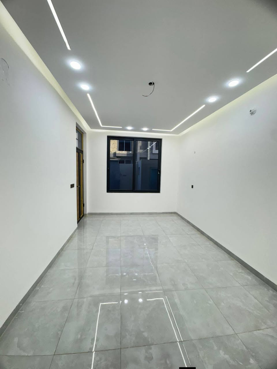 دار_للبيع بناء حديث حله_نادر الأولى حي الزيتون 

المساحــــــة 150 متر طــــــابــو زراعي سند25

الواجهـــــــــة  7ونص
النــــــــــــزال 20 متر

طابقين ثلاث غرف نوم وصاله وكليدور ومطبخ ومجمع صحيات فوك وجوه وطارمه وحديقة 

عرض الشارع 10متر تبليط مجاري كافة الخدمات 

لـــلاســــتـــفـــســـار  ***********
***********
مراجعة مكتب سومر للعقار نادر الاولى على الشارع الخدمي قرب حسينيه حنتوش
