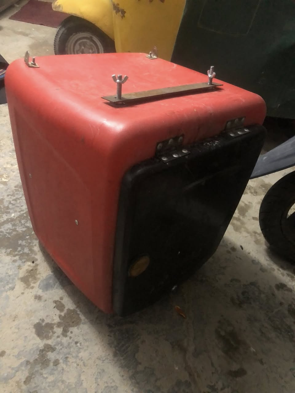 للبيع : 
صندوك دليفري
جديد استخدم اقل شهر 
حجم جبير 
وشوفت عينك نضيف
السعر خاص 
ماسنجر 
واتساب فقط 
***********
مكانه واسط قضاء الحي
