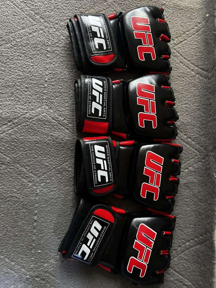 سلام عليكم شباب تجهيزات ملاكمه mma مواي تاي مستعمله قليل للبيع جفوف mmaعلى 10 واقيات رجل على 10واقيه رجل احتراف ب20  جفوف الزركه مطعم برصاصي 30 جفوف ملاكمه زركه 15 باندج 1 سيت ملابس ب10 خاصي موجود رقمي ***********
