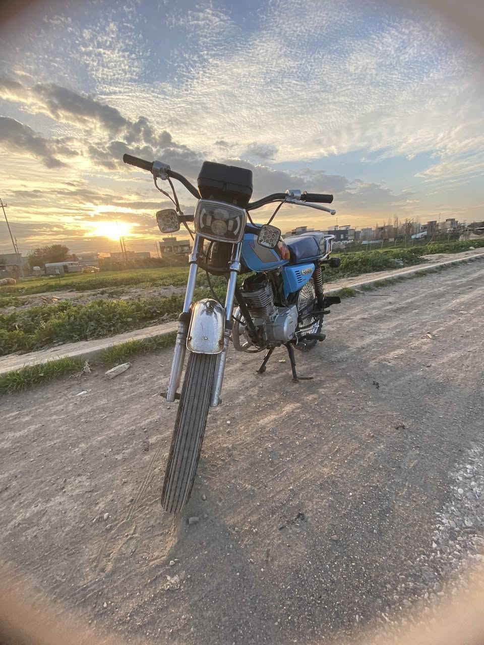 السلام عليكم 
دراجه ايرانيه سونك للبيع 
الدراجه كامله مكمله 
ماتصرف عليها ربع 
كابريتر جديد
كلجات وعينه جديدا
ستيرن رياضي اسود
وايرمنيه شغاله 
الصور كدامك وشوف النضافه 
السعر ٤٥٠ مجال للشراي  
***********
