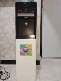 عندي غراض منزليه مستخدمه للبيع براد ماء وأوفن شوي وسيارة أطفال سعر الك...