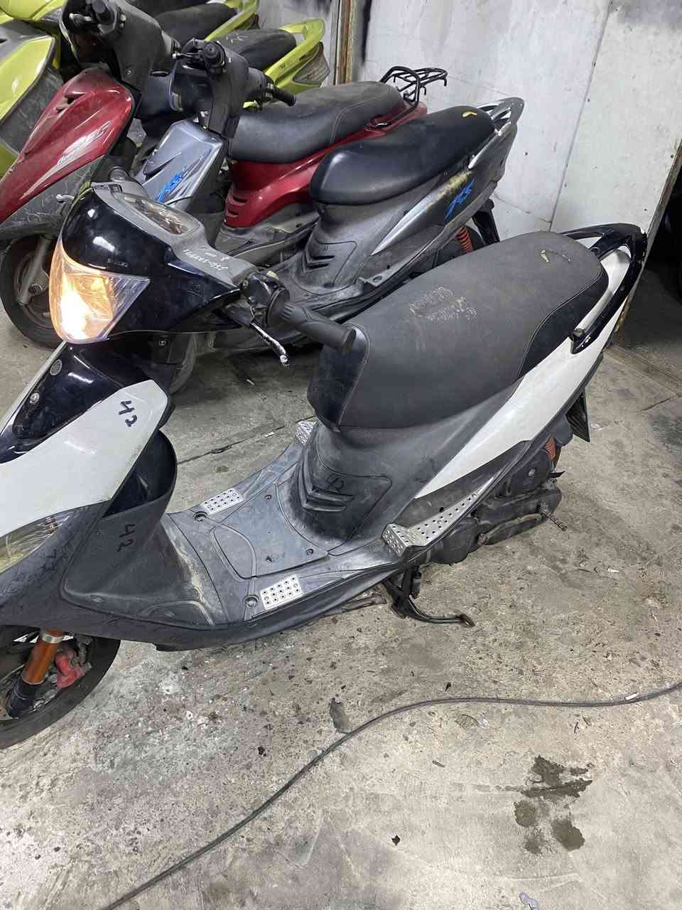 ماكس عدله رمبه صارله سبوع من نازله دراجه كفاله عام من كلشي برغي ما مفتوع بيه بيه صدر امامي رياضي  مشمشي  بلادي وبيه كزوز صجمي بلادي اول ما نزلته من رمبه شاده بيدي دراجه  مكفوله من كلشي مكاني الابله المعقل رقمي*********** بس وتساب بي
السعر مليون ١٥٠ الف وبيه مجال

