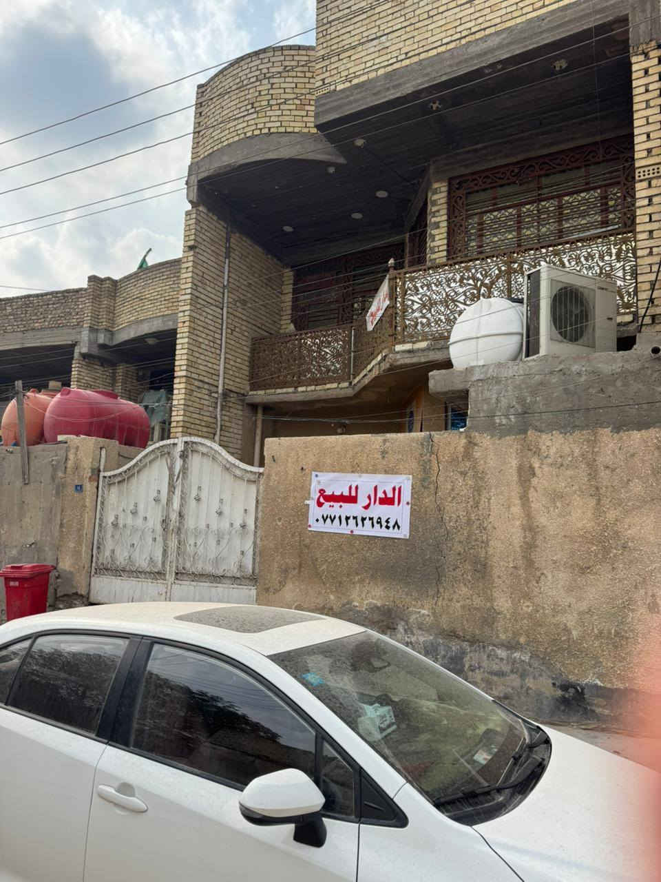 اسلام عليكم عندي بيت مساحه 160طابو صرف حي الرئاسه قرب سوك الرئاسه مقابيل المدارس 6غرف نوم ستقبال وصاله ومطبخ وصحيات للعلم المساحه الكليه 175 بسند 160 غي متوفر على خاص اتصال على *********** سعر185مليون
