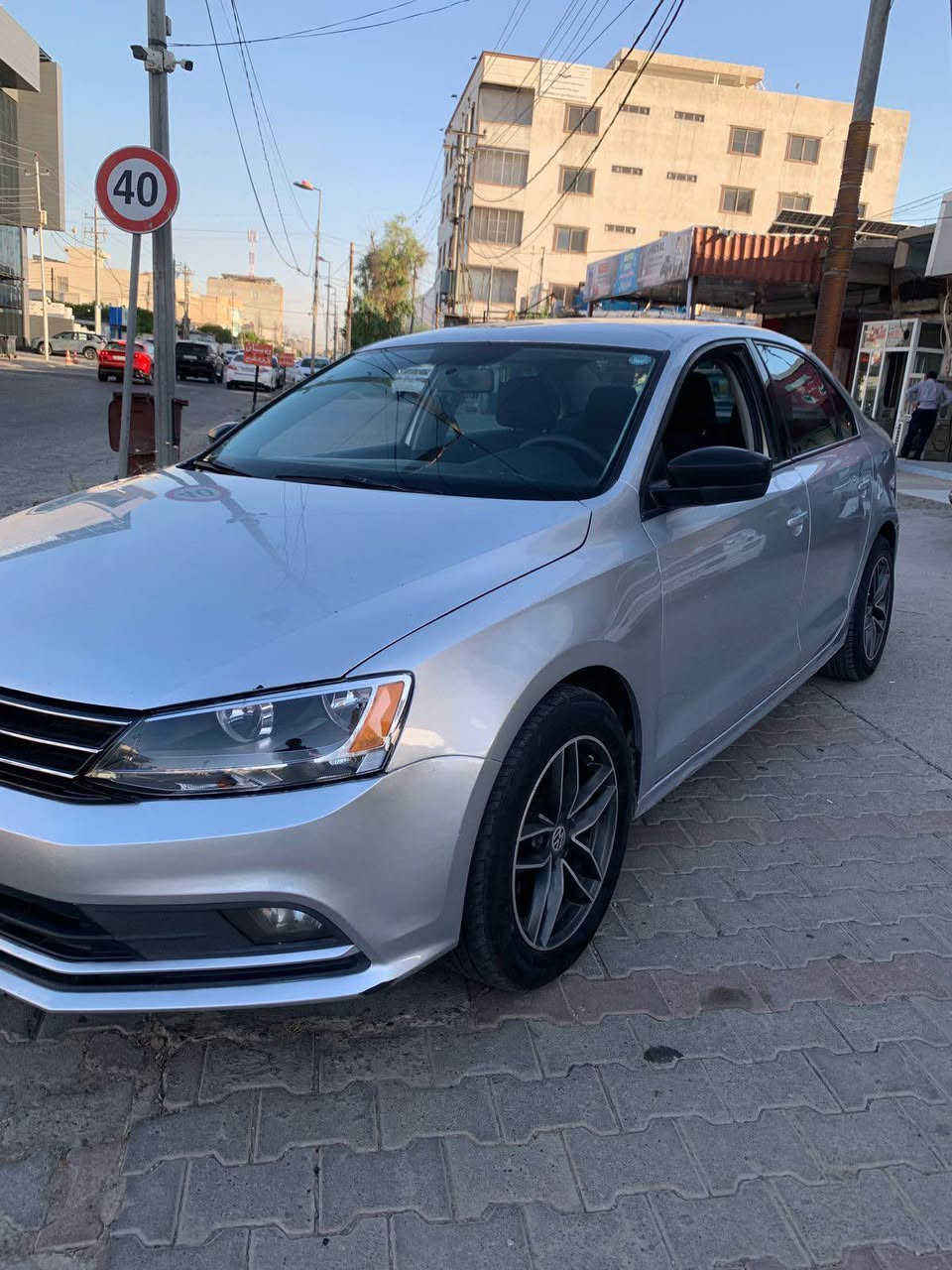 Jetta 2017      
ئەمریکی مواسفات S 
بۆنیت و یەک چاملغ سبوغ
کەمەک شوخت و قۆپ 
بێ ناوگرتن ، بێ ئێڕباگ 
ڕۆیشتن ١٧٥ هەزار میل 
مەکینە ١٤ تۆربۆ کەپس 
رەقەم و سەنەوی نوێیە 

نرخ ١٠٥$
*********** أربيل, العراق
