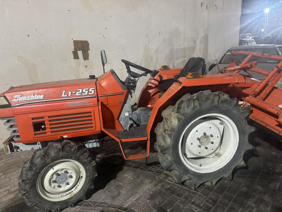 سلام عليكم 
الهم صلي على محمد وآل محمد 
كابوته حجم 25.5L1
جديده حاويه ممشتغله بالعراق
3سلندر فورويل 
مع الرفاس كامله 
مكانه النجف الأشرف شارع المطار 
الاستفسار :
***********
