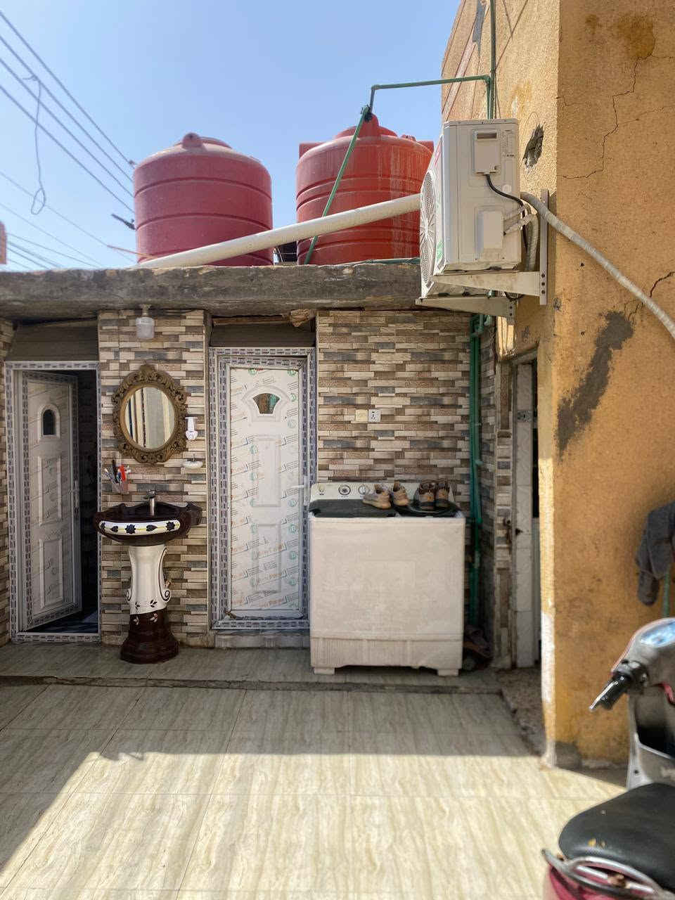 عندي بيت للبيع مساحة 150م
طابو صرف ١٥٠
طابقين اربع غرف نوم وصالتين ومطبخ 
وحمامات خارجيه 
واستقبال ٨ متر 
عالي عن الشارع متر 
كاشي وسراميك سقوف ثانويه بيت جاهز للسكن والتحويل وحاليا مسكون 
السعر ١٤٠ وبيه مجال للطيبين
الحيانية شارع موسى الكاظم خامس بيت عن المستطيل
التواصل على هذا الرقم ***********
