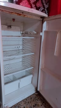 ثلاجة للبيع شغالة قيم واخذ عنواني مدينة الصدر 07712731532