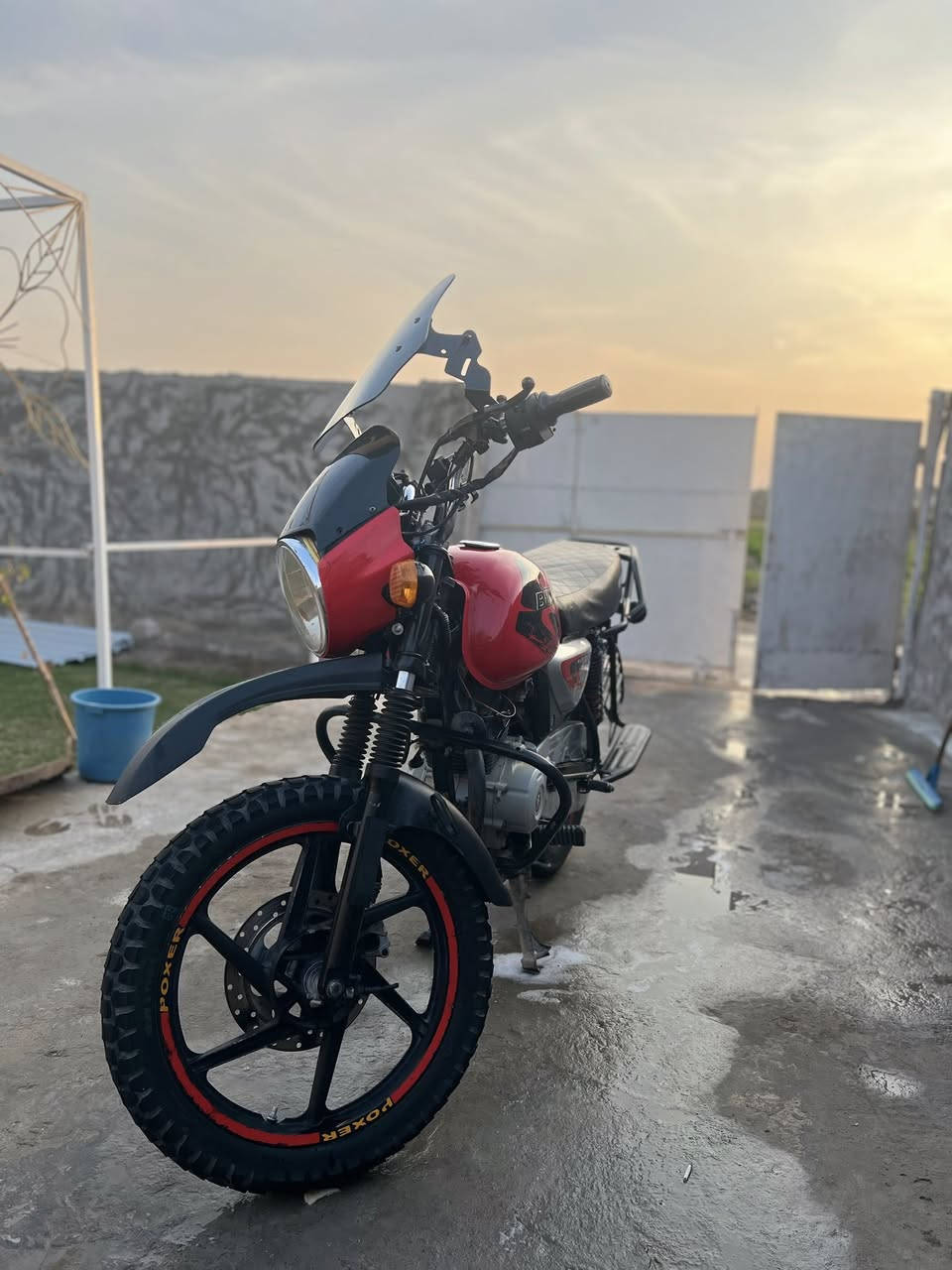 السلام عليكم اخوان دراجه بوكسر موديل ٢١مفتوحه مرة وحدة اوراق اصولي كلشي مناقصها غير دواسات رجل بس ودراجه خير من الله نضيفه كدام عينك ((سعرها ب ١١٠٠ ‼️))وبيها مجال حك الجيه مكاني بغداد الدورة رقمي متواجد واتساب او ع الخط ***********
