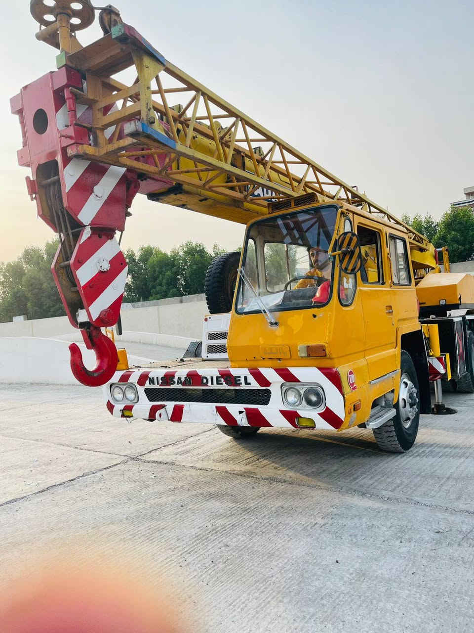 السلام عليكم؛
من رخصة لآدمن المحترم كرين تادانو （20）طن موديل (82) 
رقم بغداد انكليزي بأاسمي مكفول كفاله عامه وجاهز للعمل مكانه بغداد للستفسار （***********）
