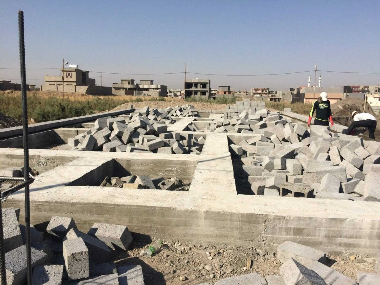 هيكل للبيع 200 متر قريب من أسواق سامان شوراو ،،، غرفتين نوم جوه وغرفة نوم فوك
خطار هول مطبخ حار وبارد وصحيات ودرج منفصل
بانيه باشراف هندسي
صور الاساس موجود وبقية مراحل البناء الصور موجوده
اساس يتحمل 3 طوابق وماكو عليه اي خوف ،،، اي استفسار رقمي موجود ،،،، واذا صارت قسمة وماعندك مجال تكملها عدنا كوادر بناء بانسب الاسعار يكملوها الك ،،، 

***********
