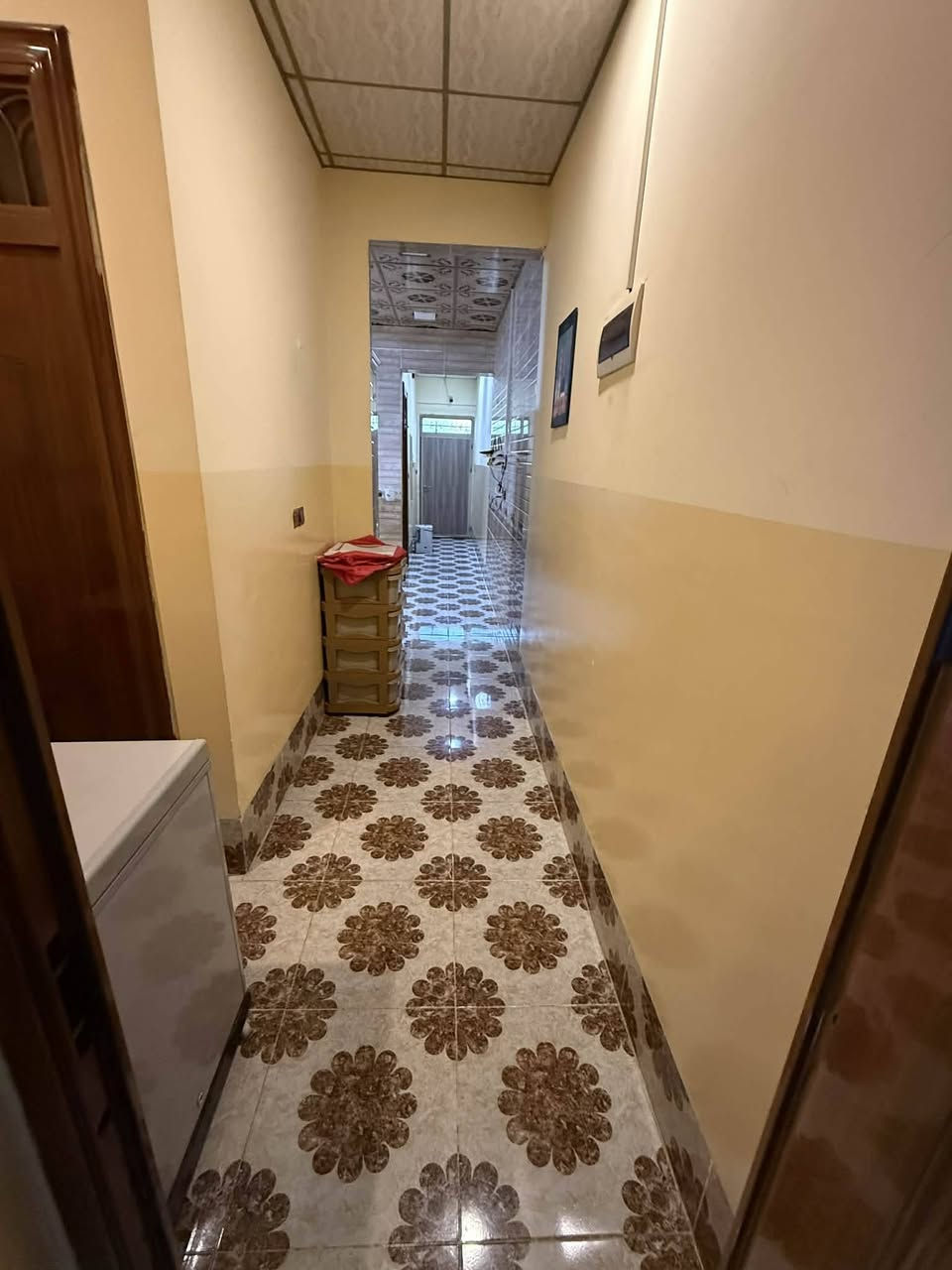 دار للبيع مساحه 100متر يتكون من غرفه نوم ومنور وحمام داخلي ومطبخ واستقبال وتواليت خارجي مع درج خارجي وغرفه سندوج پنل فوق سطح 
وكراج يسع للسياره واحده

مع خدمات كامله في المنطقه ماء وكهرباء وتبليط ورصيف بي ار تون وقريب مدرسه ابتدائيه وثانويه وقريب جامع

الموقع كركوك 16 آب قرب جسر ليلان
للتواصل أتفضل خاص 
أو اتصل على رقم ***********
