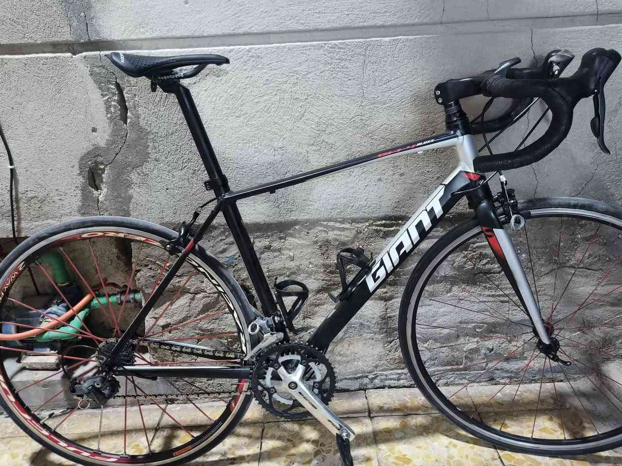 🚲 دراجة رود Giant TCR ALUXX للبيع
​دراجة احترافية، سريعة جداً وذات أداء عالي، مجهزة بإضافات ممتازة ومستعدة للسباقات أو التمرين اليومي.
​📋 المواصفات الفنية:
​الهيكل (الفريم): ألمنيوم خفيف ومتين جداً من فئة Giant TCR ALUXX الشهيرة.
​الفورك (الشوكة الأمامية): كاربون لتخفيف الوزن وامتصاص الصدمات.
​السيرج (مقعد الدراجة): كاربون (Carbon Seatpost) الأصلي، يوفر مرونة وراحة عالية بالمسافات الطويلة.
​الستيرنج (المقود): ترقية إلى كاربون (Carbon Handlebar) لتقليل الوزن واهتزازات الطريق باليدين.
​الويلات (الرنجات): طقم ويل سيت احترافي غني عن التعريف Fulcrum Racing Zero (2-Way Fit) مع الأشعة (السيم) باللون الأحمر الرياضي المميز (خفيفة جداً وسريعة بالدوران).
​مجموعة السرعات والتحكم (السيستم): نظام شيمانو (Shimano) الأصلي المتكامل (لويل بريك Rim Brakes).
​السرج (الكشن): مريح ومصمم للمسافات الطويلة.الدراجة نظيفة جداً، مجهزة بملحقات كاربون لتقليل الوزن الإجمالي، والويلات الـ Fulcrum تعطيها تسارع ممتاز وثبات عالي على المنعطفات. جاهزة للاستخدام مباشرة بدون الحاجة لأي سيرفس."*********** السعر 500
