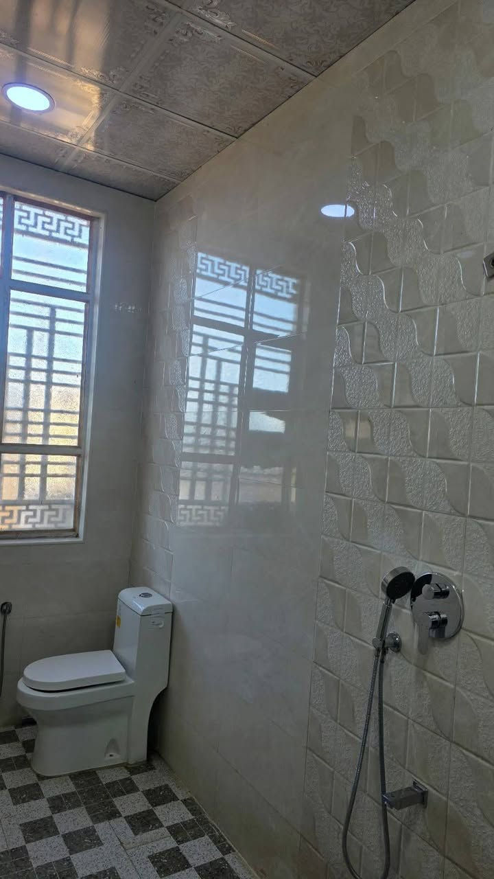 سلام عليكم بيت للبيع قرب محطه الشموس المساحة 200م بناءً طابوق كونكريت قريب على شارع للاستفسار على***********
